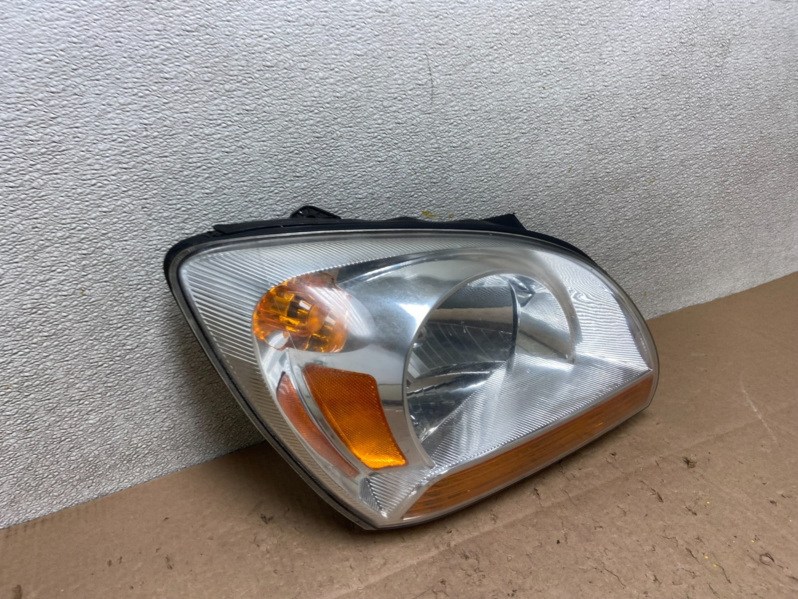 2005 to 2006 Kia Sportage Right Passenger RH Halogen Headlight OEM Y2971 DW2