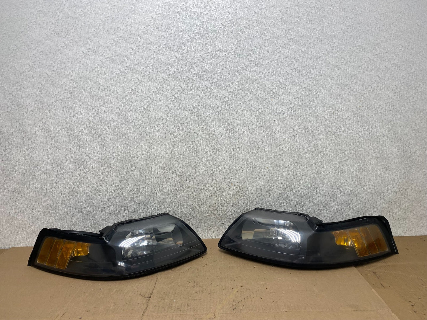 1999 to 2004 Ford Mustang Left+Right Set Side Black Headlights AE6878 DW0