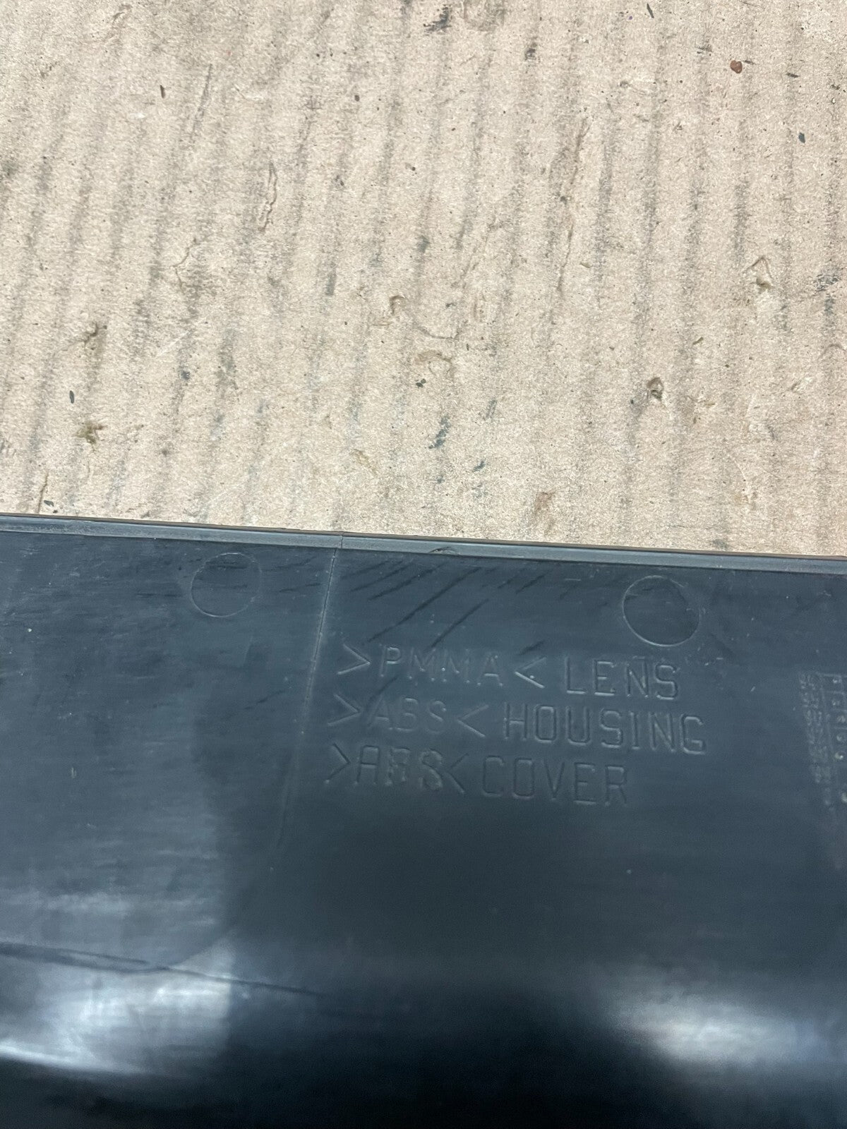 2000-2004 Volvo V40 Center License Plate Trim Panel Tail Inner Light L9386 DG13