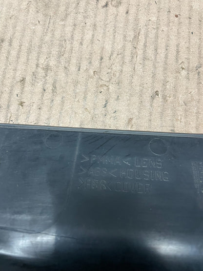 2000-2004 Volvo V40 Center License Plate Trim Panel Tail Inner Light L9386 DG13