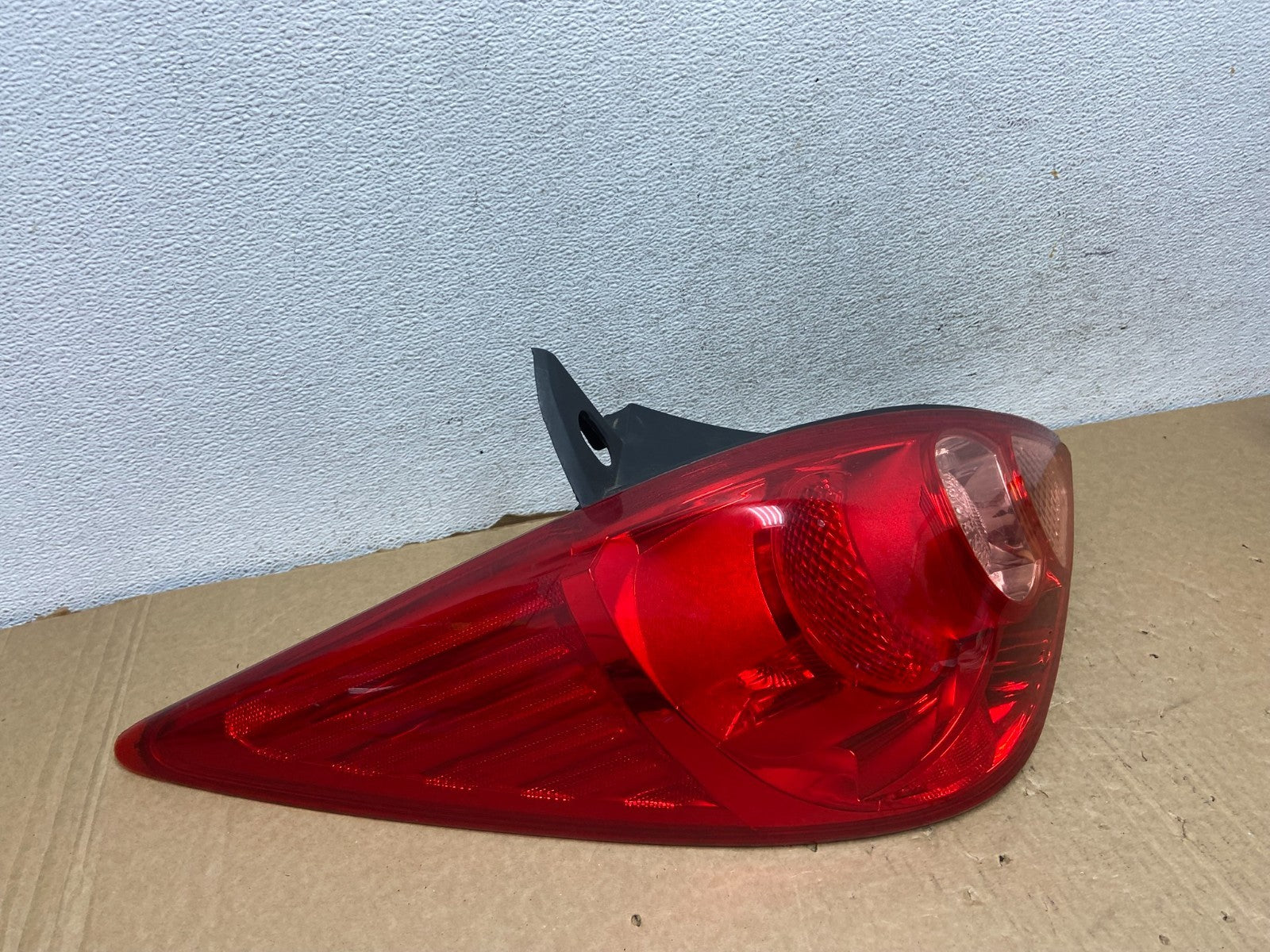 2007 - 2012 Nissan Versa Hatchback Left Driver Side Lh Tail Light AF7347 DW2