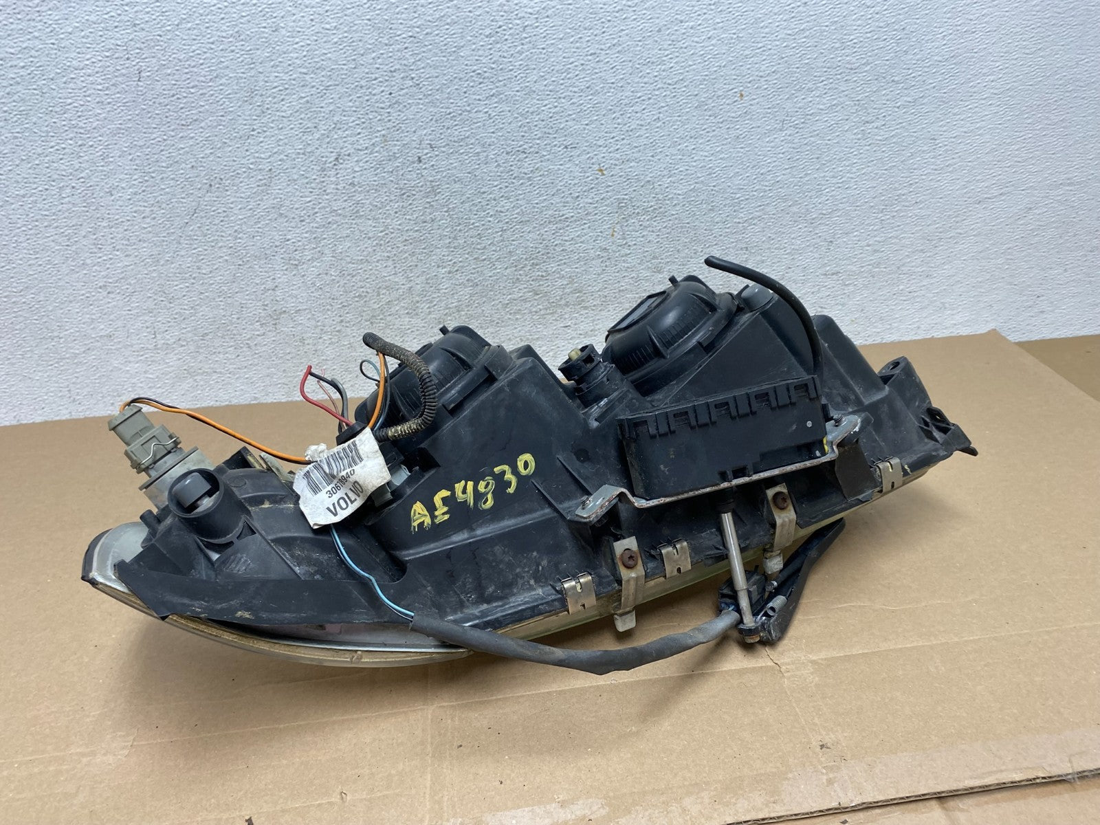2004 2005 2006 Volvo S80 Left Driver LH Side Halogen Headlight AE4830 DW8