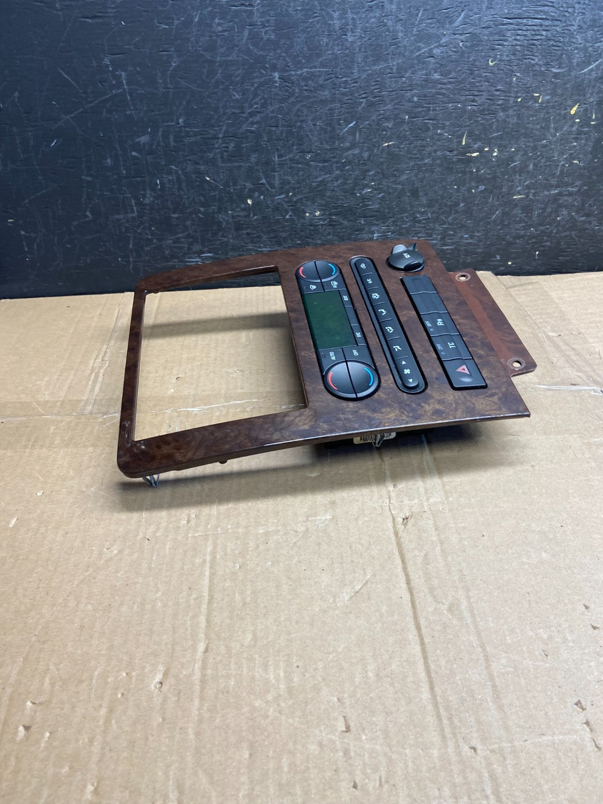 2005 to 2007 Ford Five Hundred Radio Climate Dash Bezel Surround AF2762 DG1