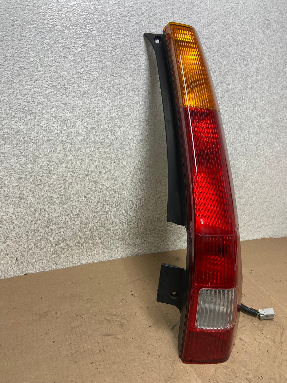 2002 - 2004 Honda Crv Cr-v Right Passenger Rh Side Tail Light AG5313 LK2