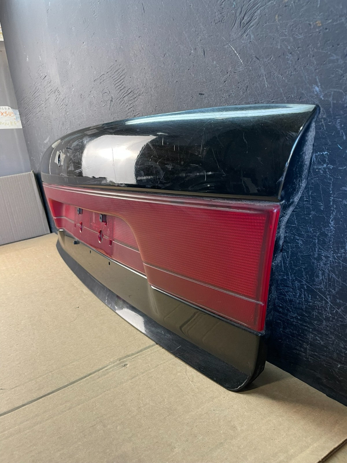 1997 - 1999 Saturn SL2 Sedan Center Tail Light Lid Trunk Rear Panel AD0052 DG1