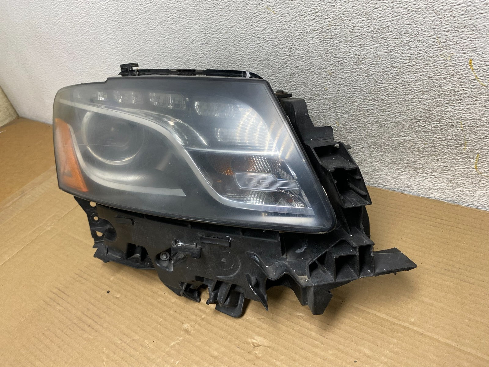 2009 to 2012 Audi Q5 Right Passenger RH Side Xenon HID Headlight AG9319 DW2