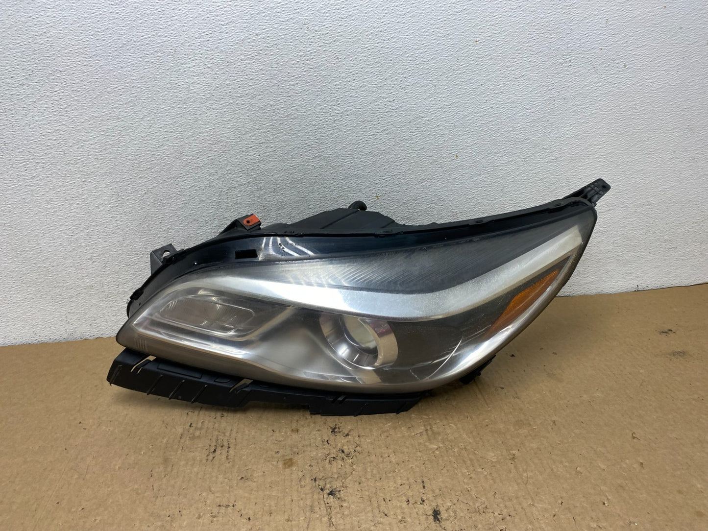 2013 to 2016 Chevrolet Malibu Left Driver Side Headlight Xenon HID ag2401 DG0