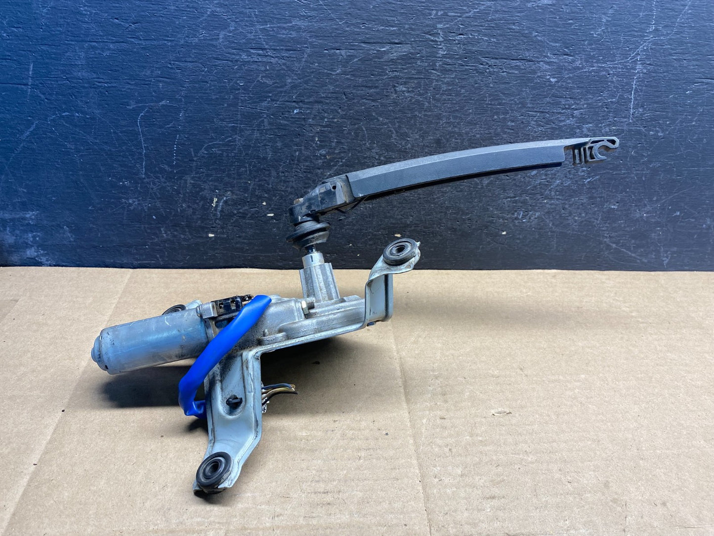 2011 - 2013 Kia Sorento Rear Glass Windshield Wiper Motor AE8256 DG1