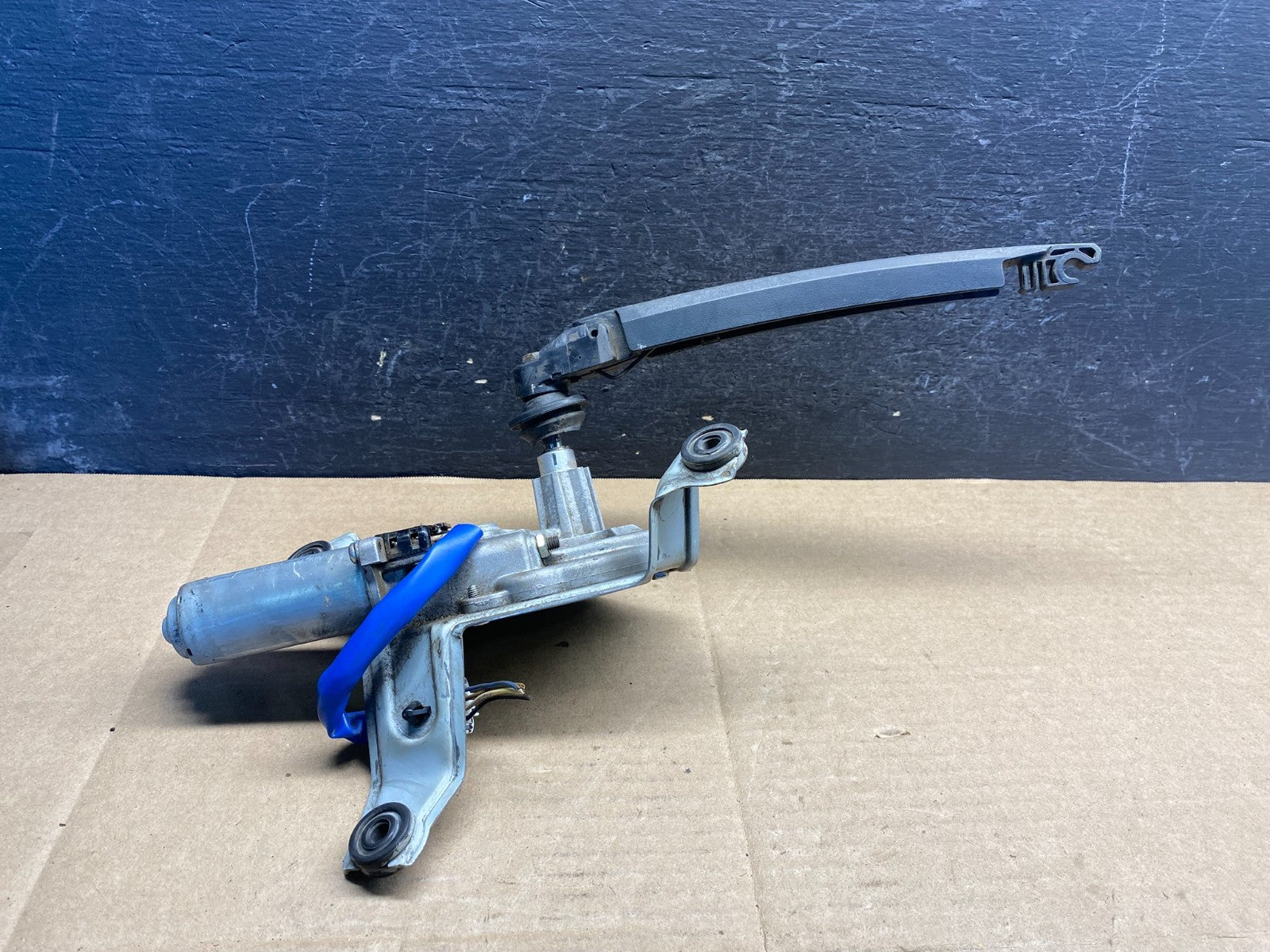2011 - 2013 Kia Sorento Rear Glass Windshield Wiper Motor AE8256 DG1