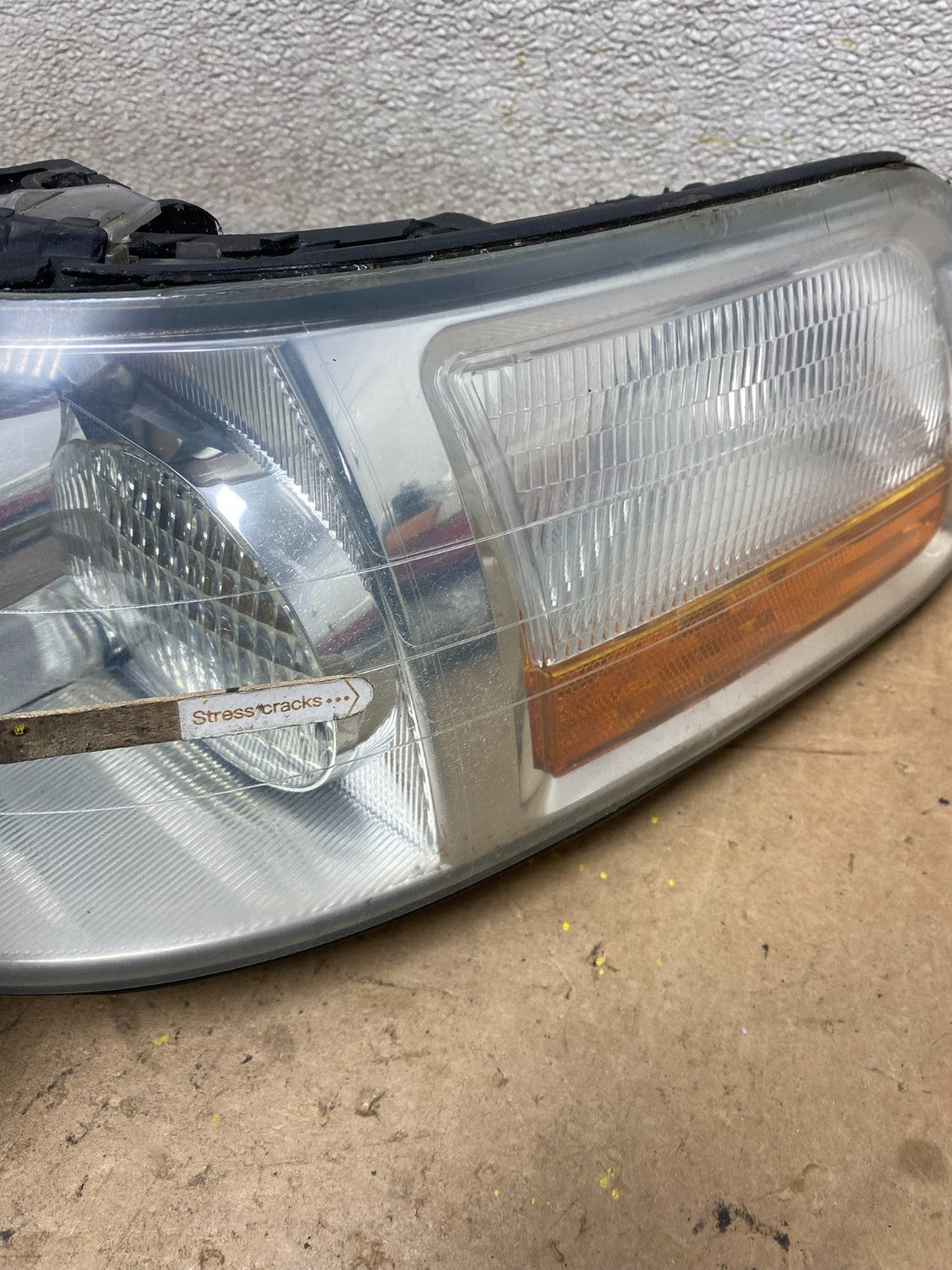 2005 to 2011 Lincoln Town Car Left Driver LH Side Headlight X7203 DW5