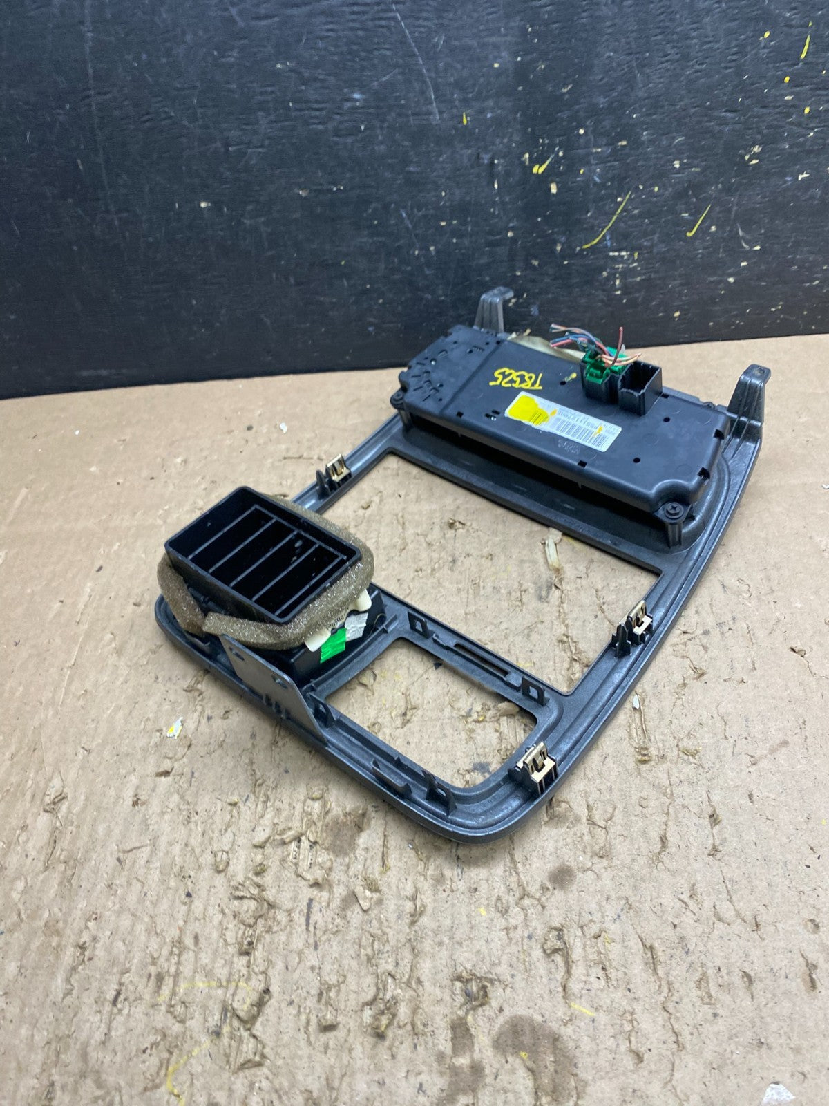 2010 to 2012 Dodge Caliber Dash Radio Center Bezel Climate Dash T8525 DG3