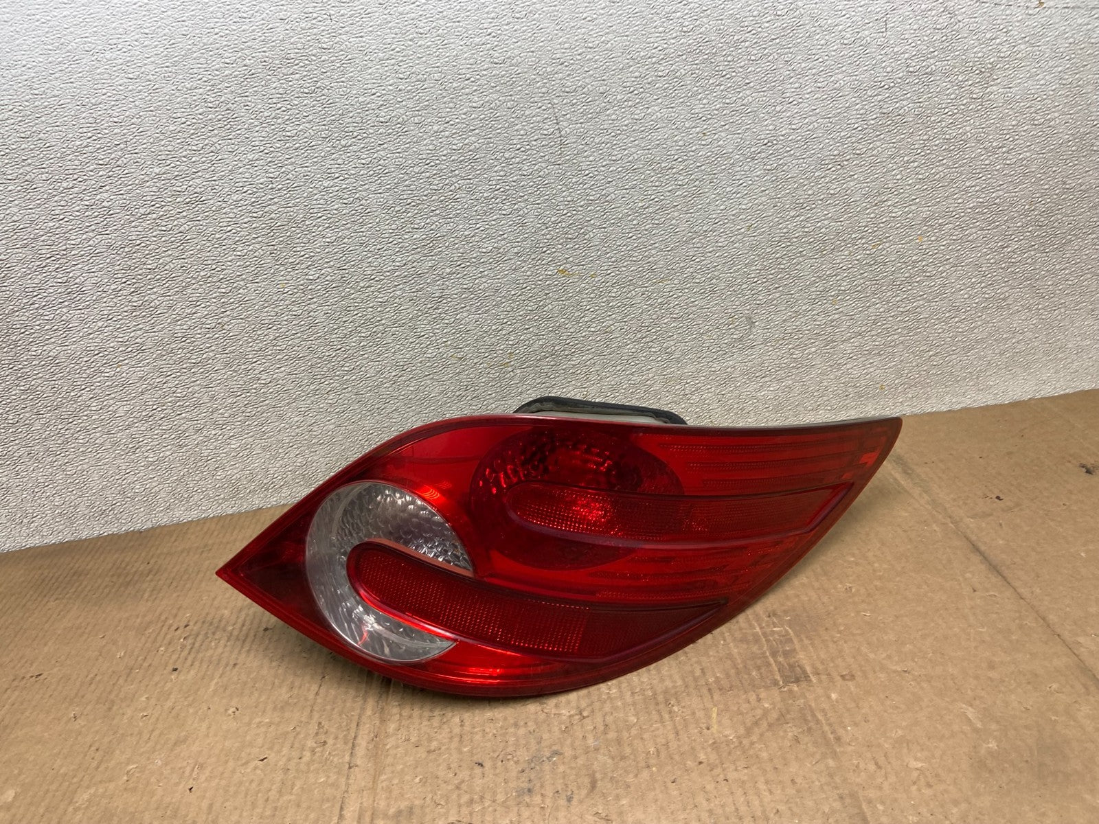 2006 - 2010 Mercedes W251 R-CLASS Right Passenger RH Side Tail Light AA6545 DW0