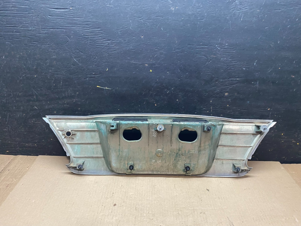 2000 2001 Infiniti I30 Rear Trunk Deck Finish Panel License Plate Trim u7452 DG6