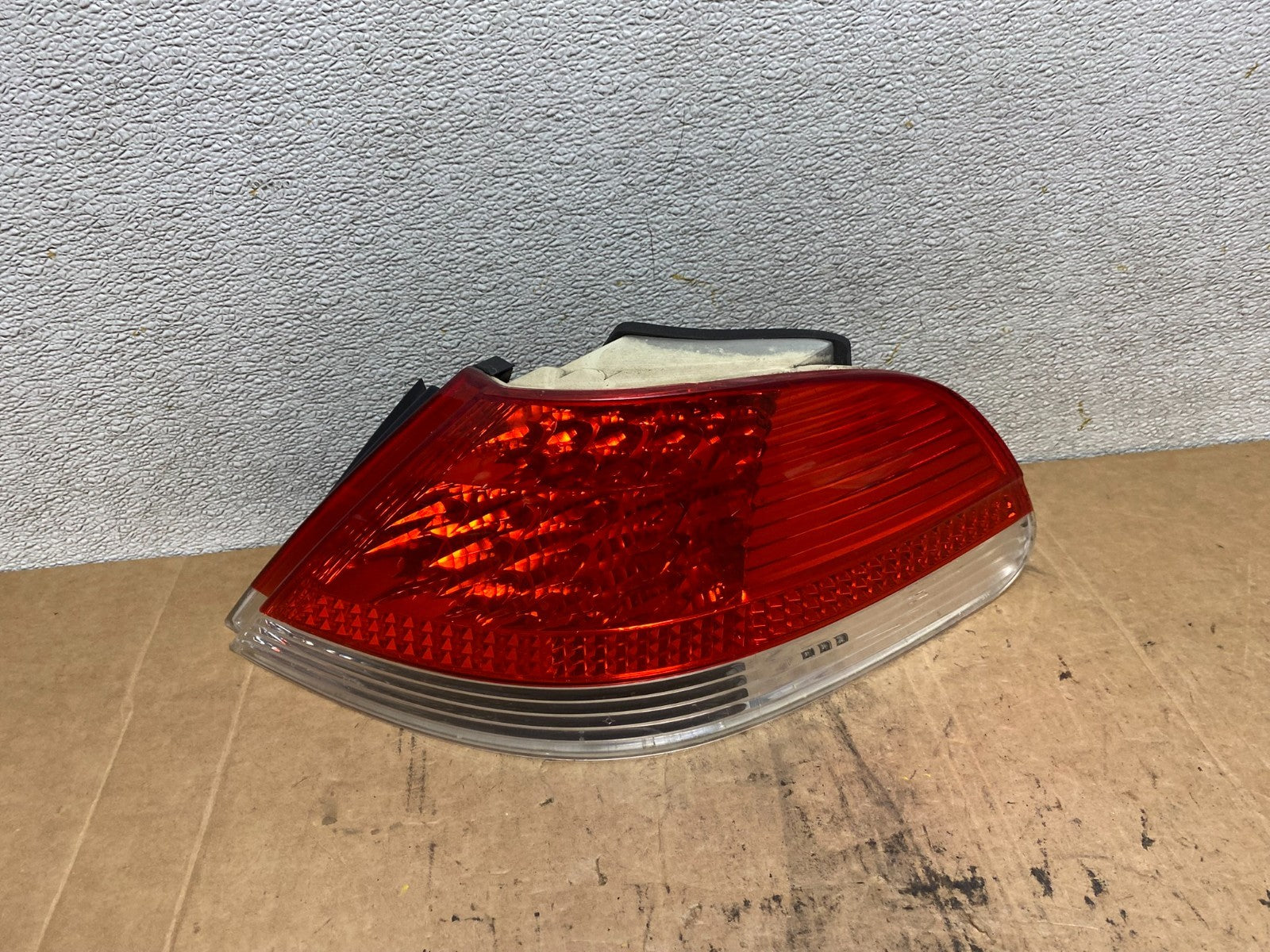 2002 to 2005 BMW 7-Series 745i 760i Right Passenger RH Side Tail Light T23860