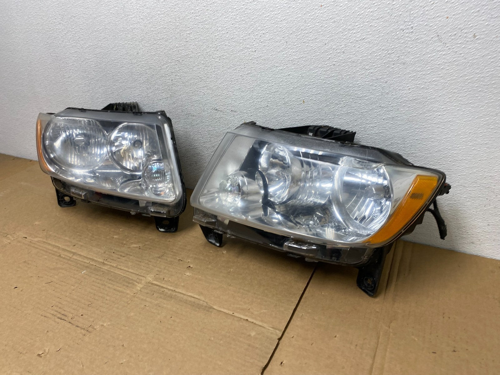 2011-2013 Jeep Grand Cherokee Left+Right Halogen Headlights AD3826 DW1
