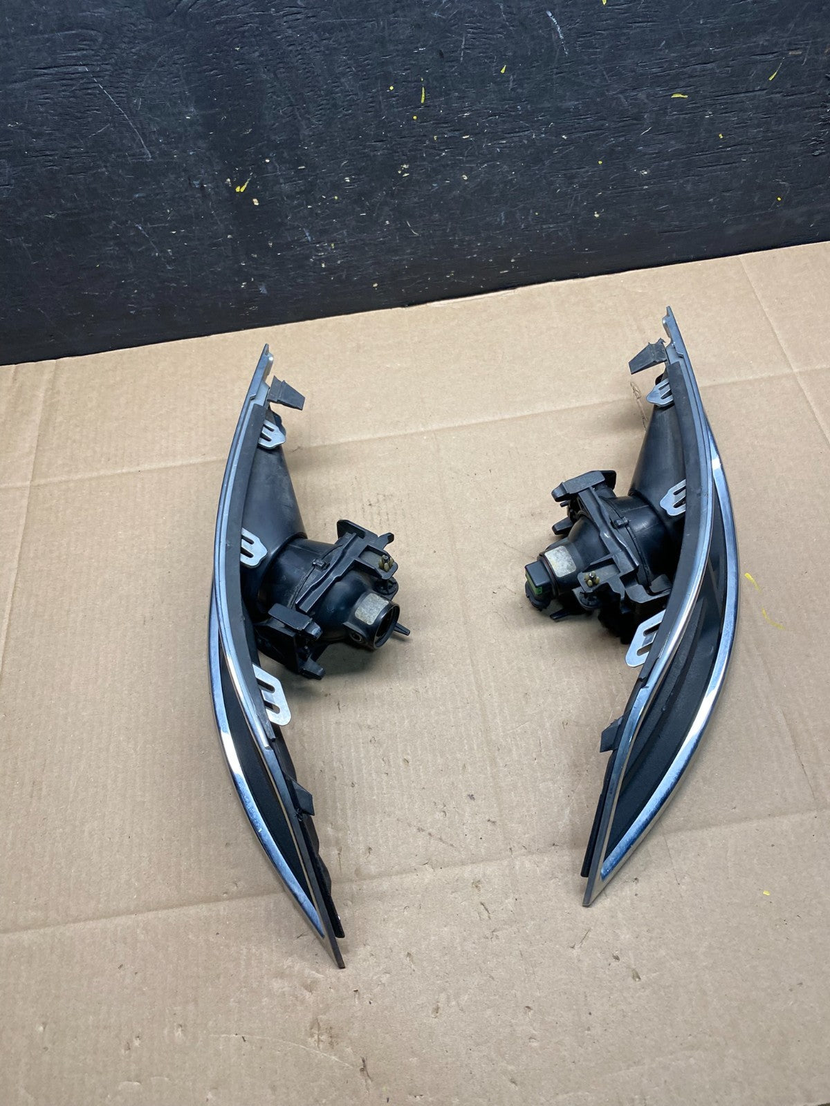 2013 to 2016 Lincoln MKT Left+Right Set Front Fog Light Bezel OEM r3019 DG5