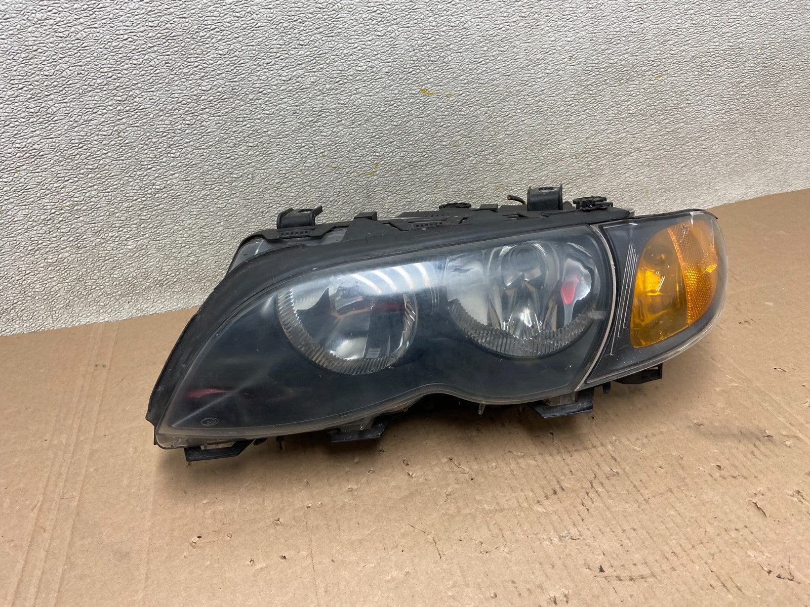 2002 to 2005 BMW 3 E46 Sedan Left Driver Halogen OEM Headlight X92830