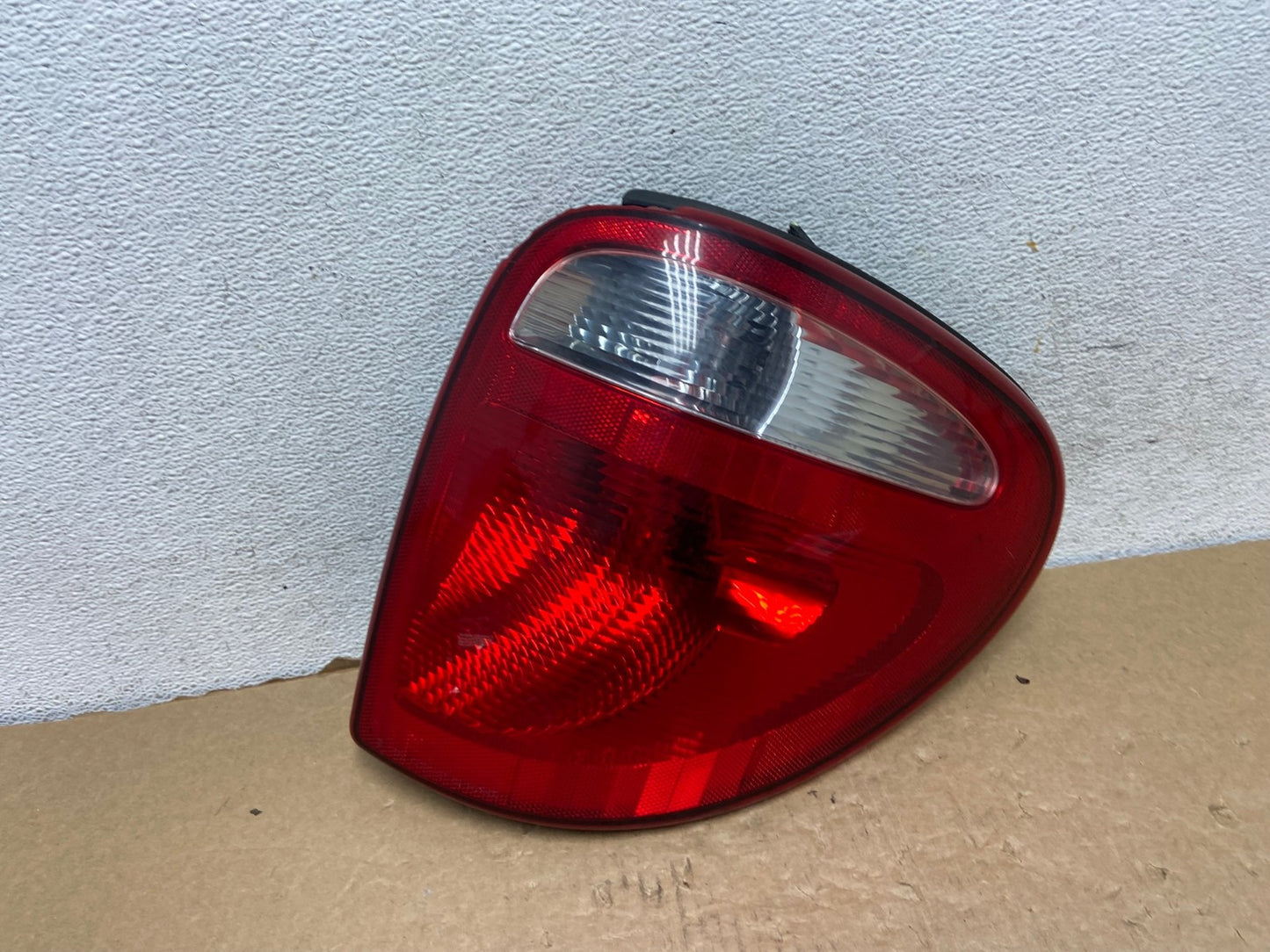 2004 - 2007 Dodge Grand Caravan Right Passenger Side Tail Light AF7937 LK0