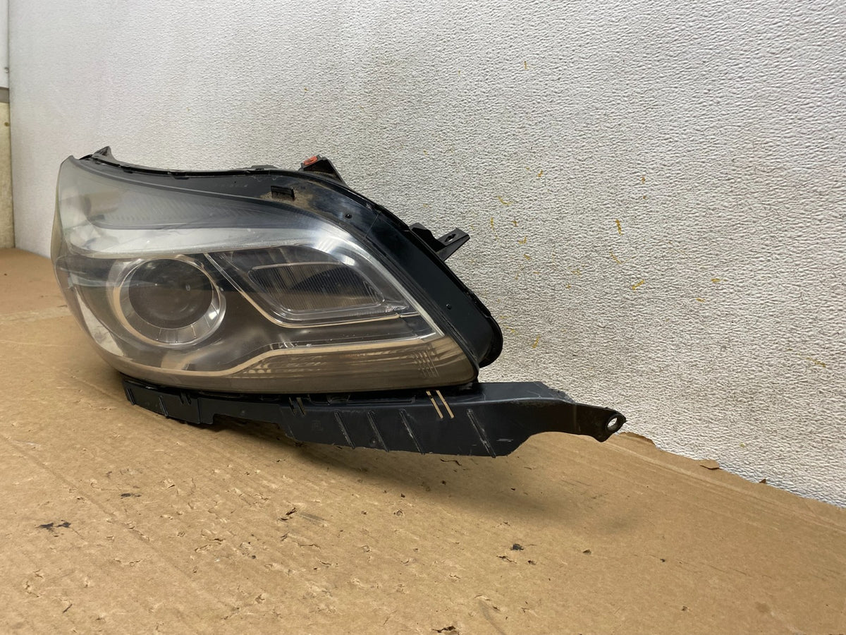2013 to 2016 Chevrolet Malibu Right Passenger Headlight Xenon HID AH8520 DW2