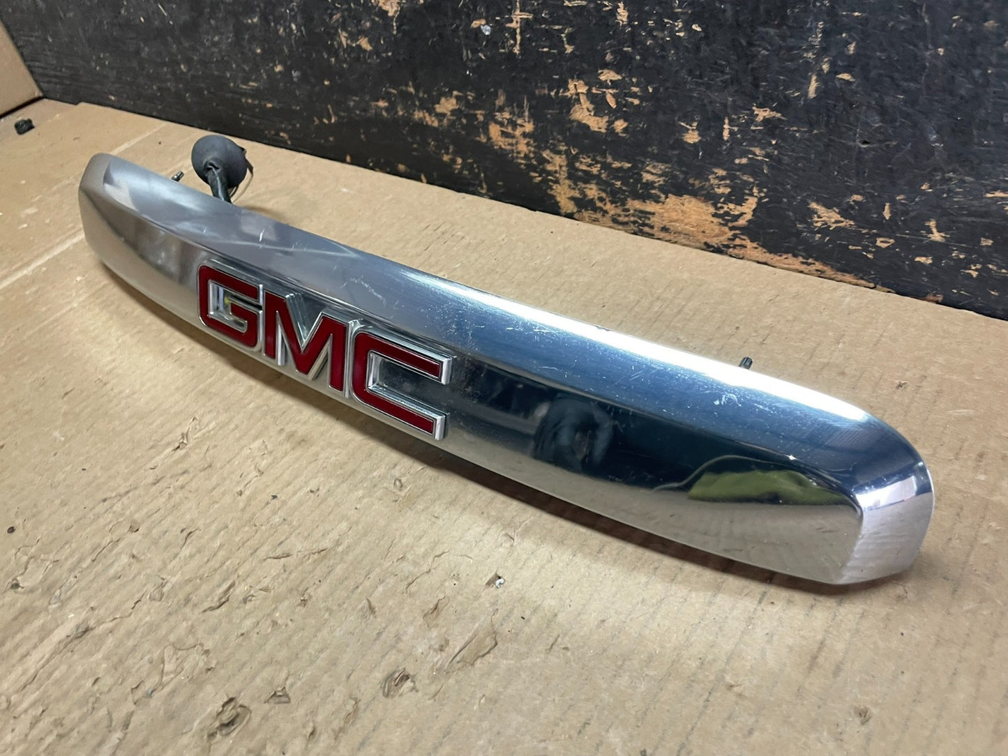 2007-2012 GMC Acadia Chrome Tailgate Rear Finish Molding Back W/Camera AB3201 DG2