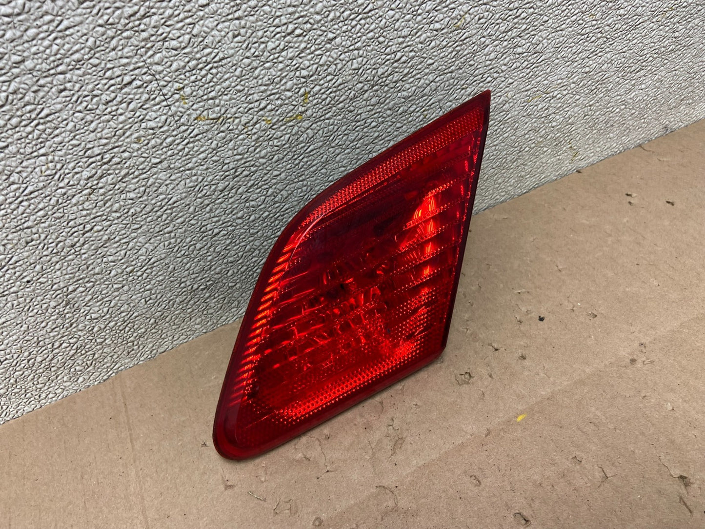 2003 to 2004 Toyota Avalon Right Passenger RH Inner Tail Light OEM AA0263 DW2