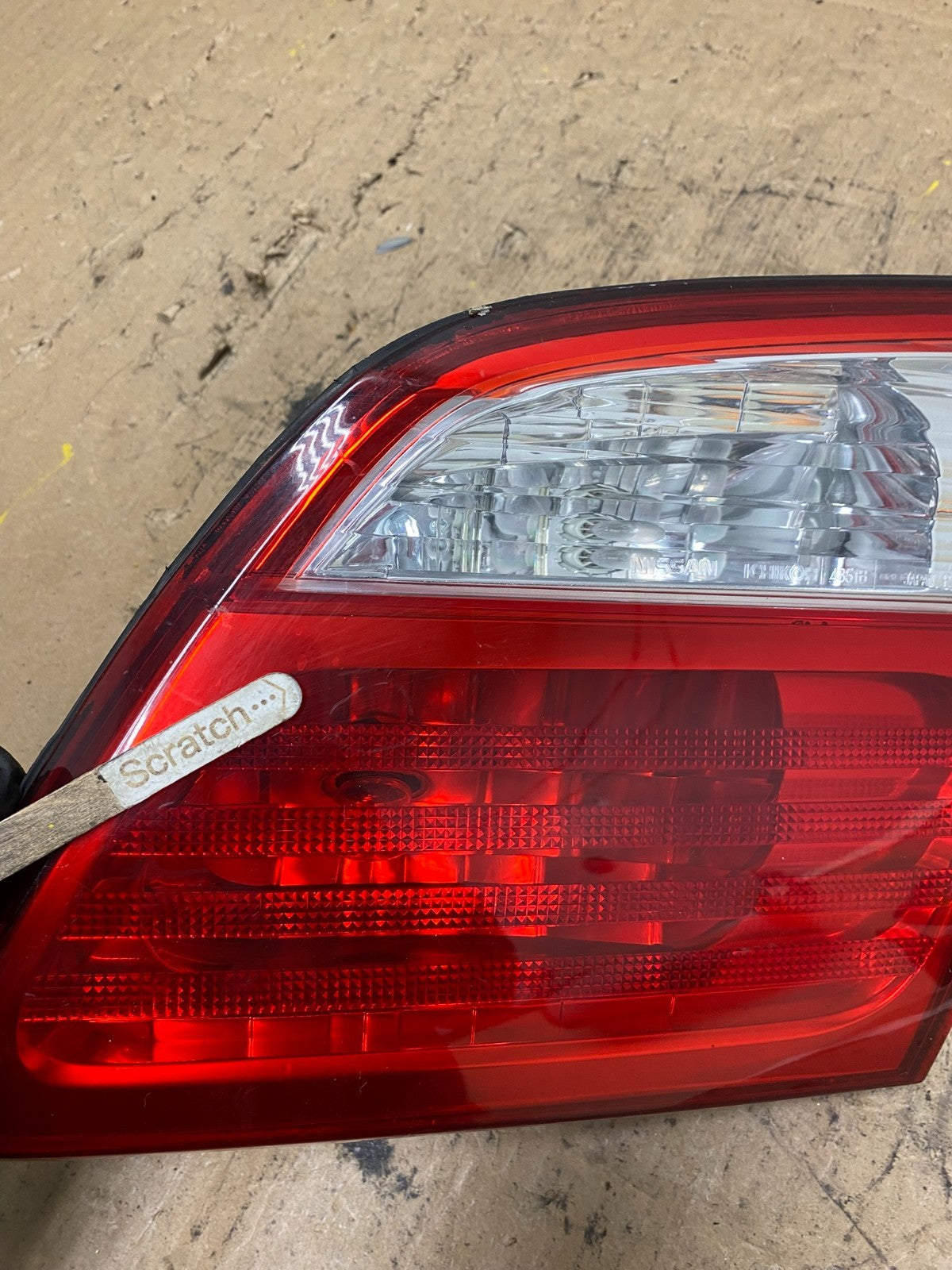 2000-2001 Infiniti i30 Right Passenger Rh Side Tail Light Inner Oem S1777 DW3