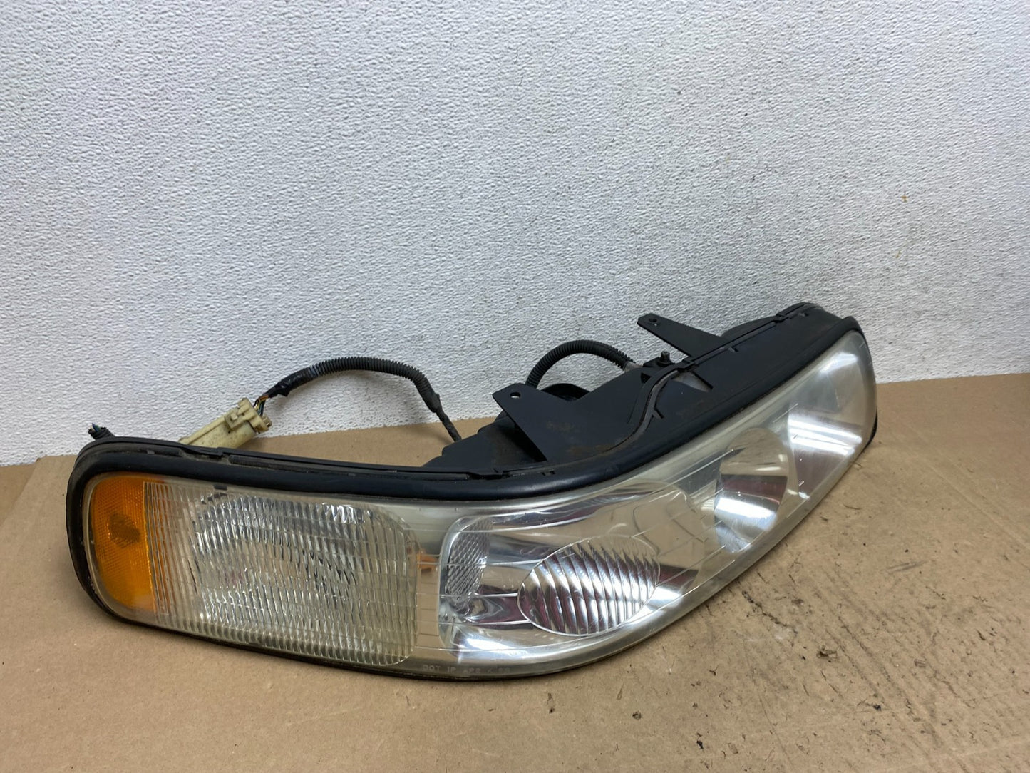 1998 to 2004 Cadillac Seville Right Passenger RH Side Headlight AE6510 DG2