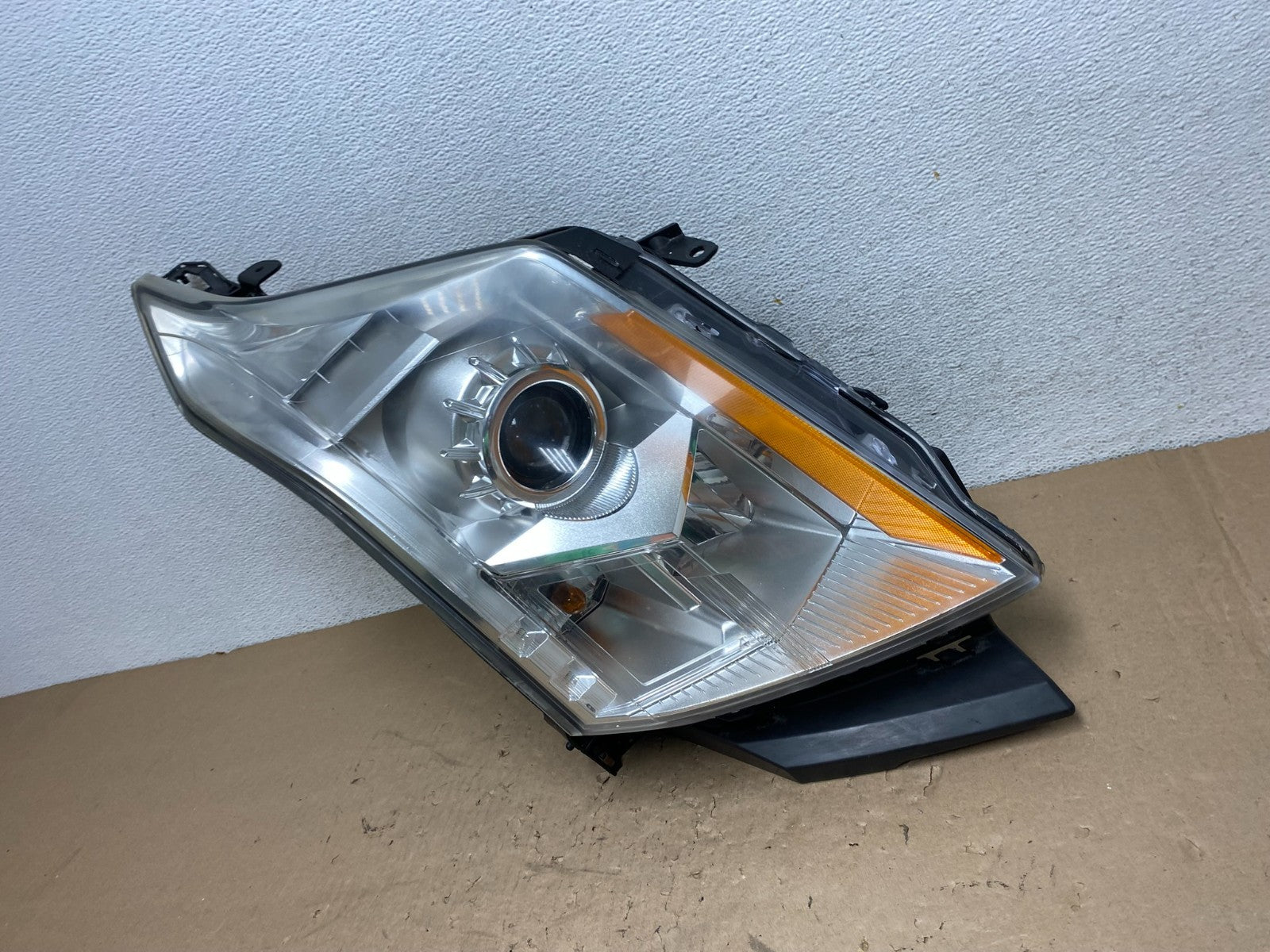 Halogen 2010 to 2016 Cadillac SRX Right Passegner Side Headlight AG4363 DW1