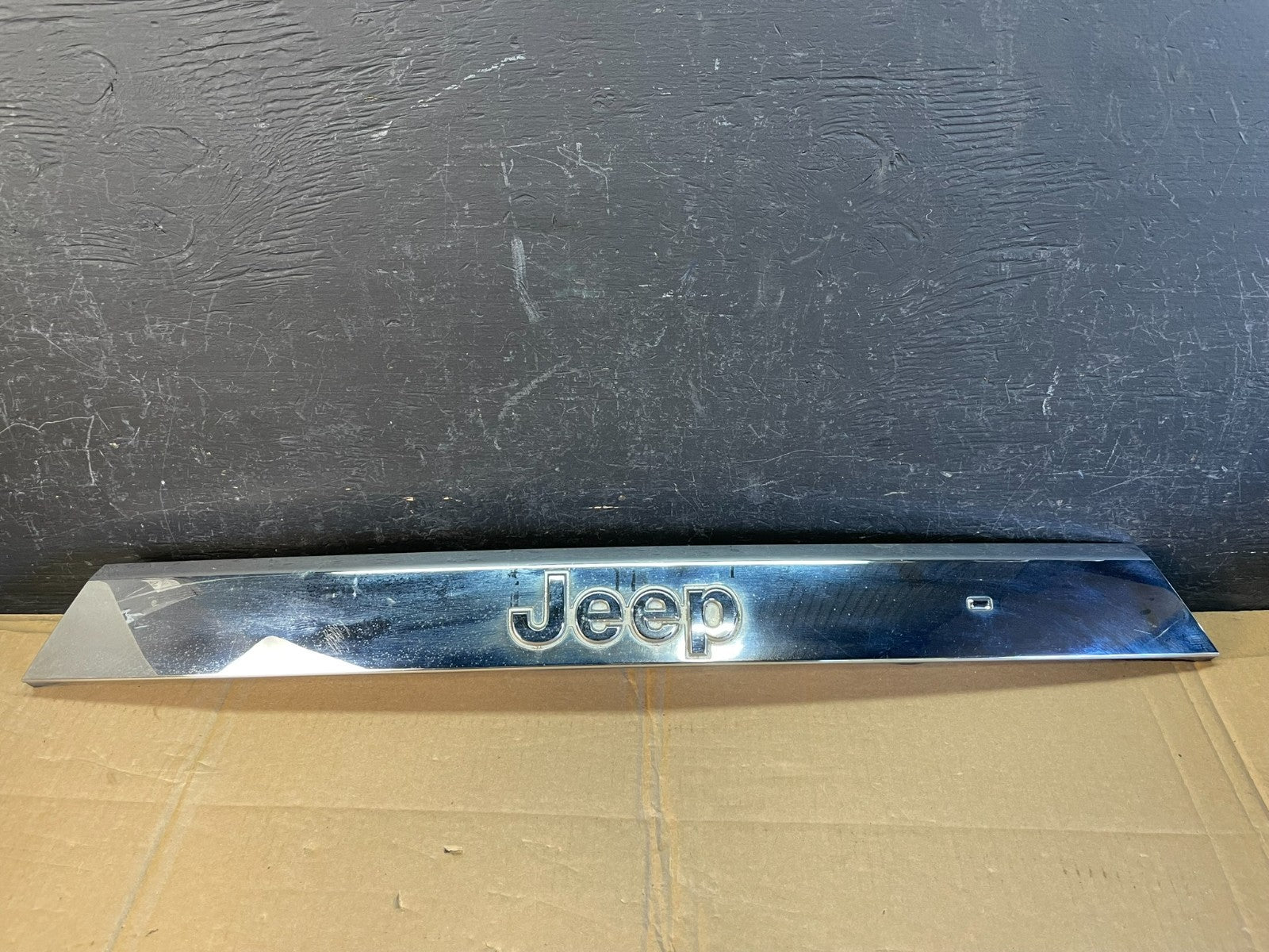2011-2013 Jeep Grand Cherokee Liftgate Garnish Molding Trim W/O Camera ac5463 DG0