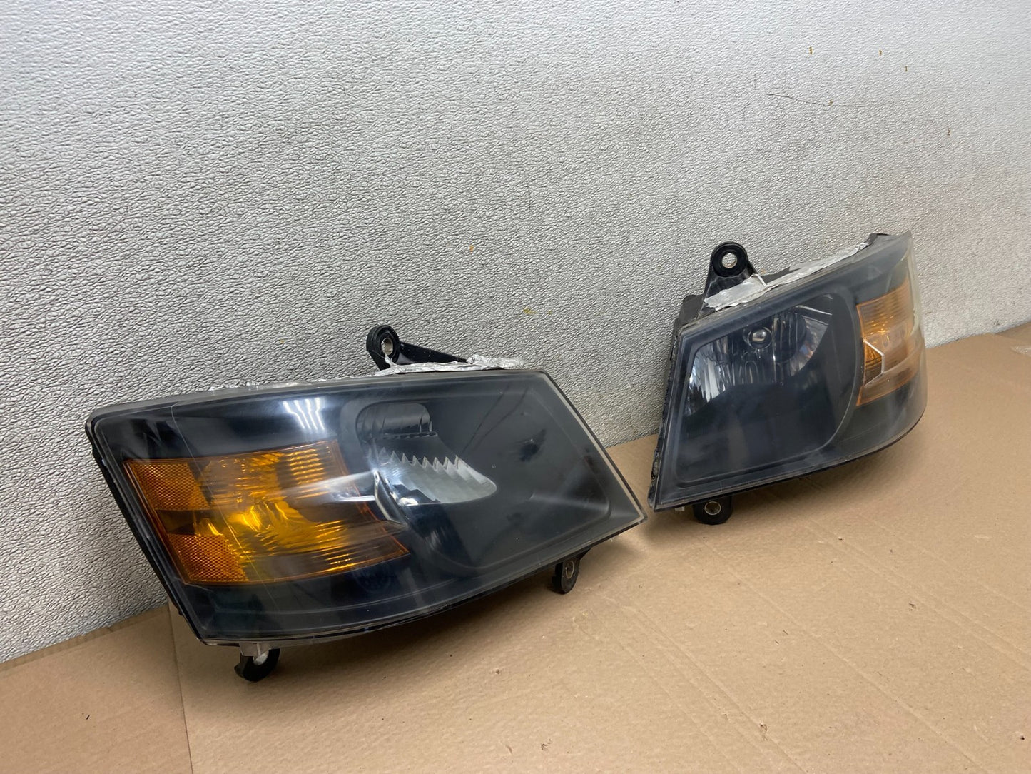 2008 to 2010 Dodge Caravan Left+Right Set Side Halogen Headlights AB2329 DW2