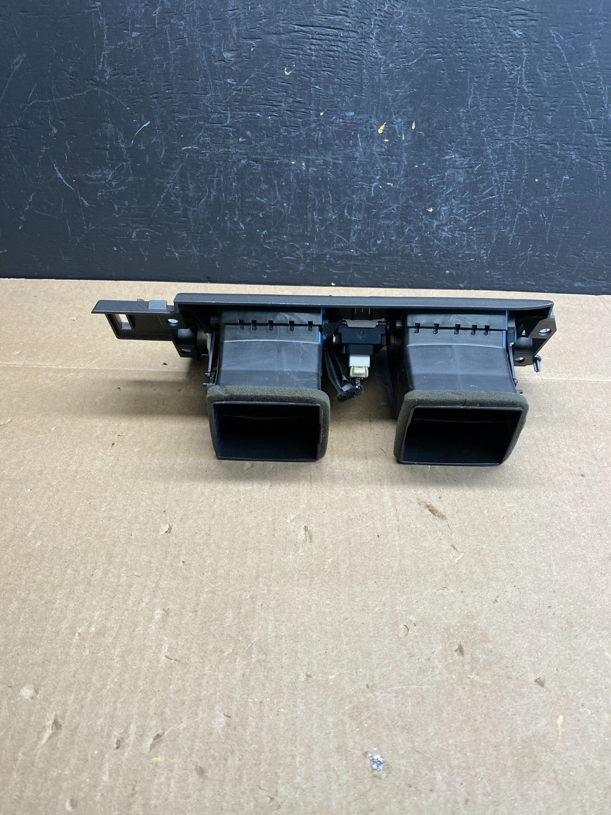2006 to 2011 Cadillac DTS Dash Center Air Vent Heater Bezel ac6257 DG4