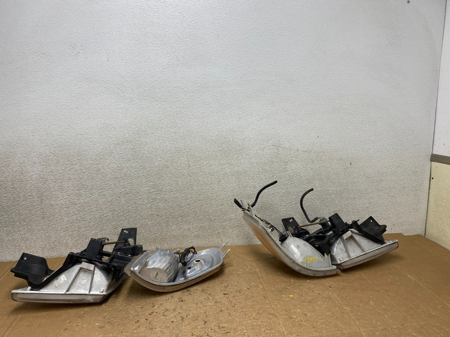 1997 to 2005 Chevrolet Venture Montana Left+Right Headlights V8297 DW15
