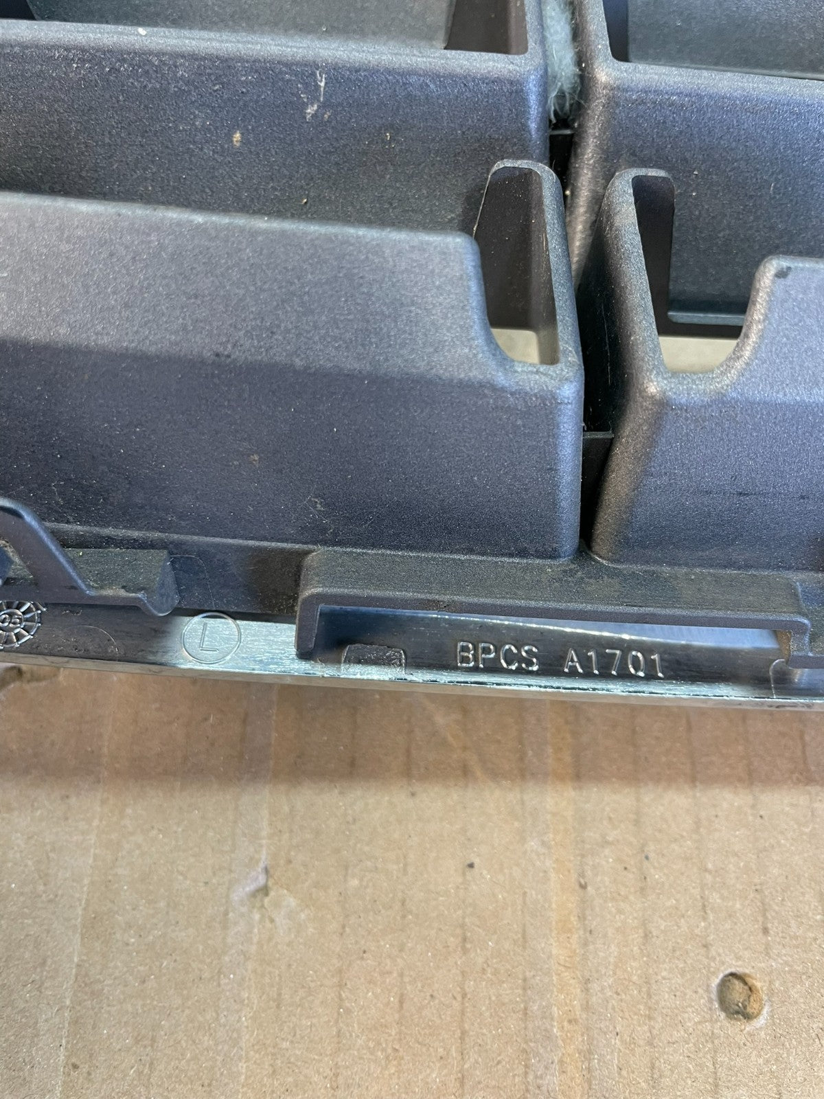 2001 to 2004 Volvo XC70 Front Upper Grill Grille AC19887