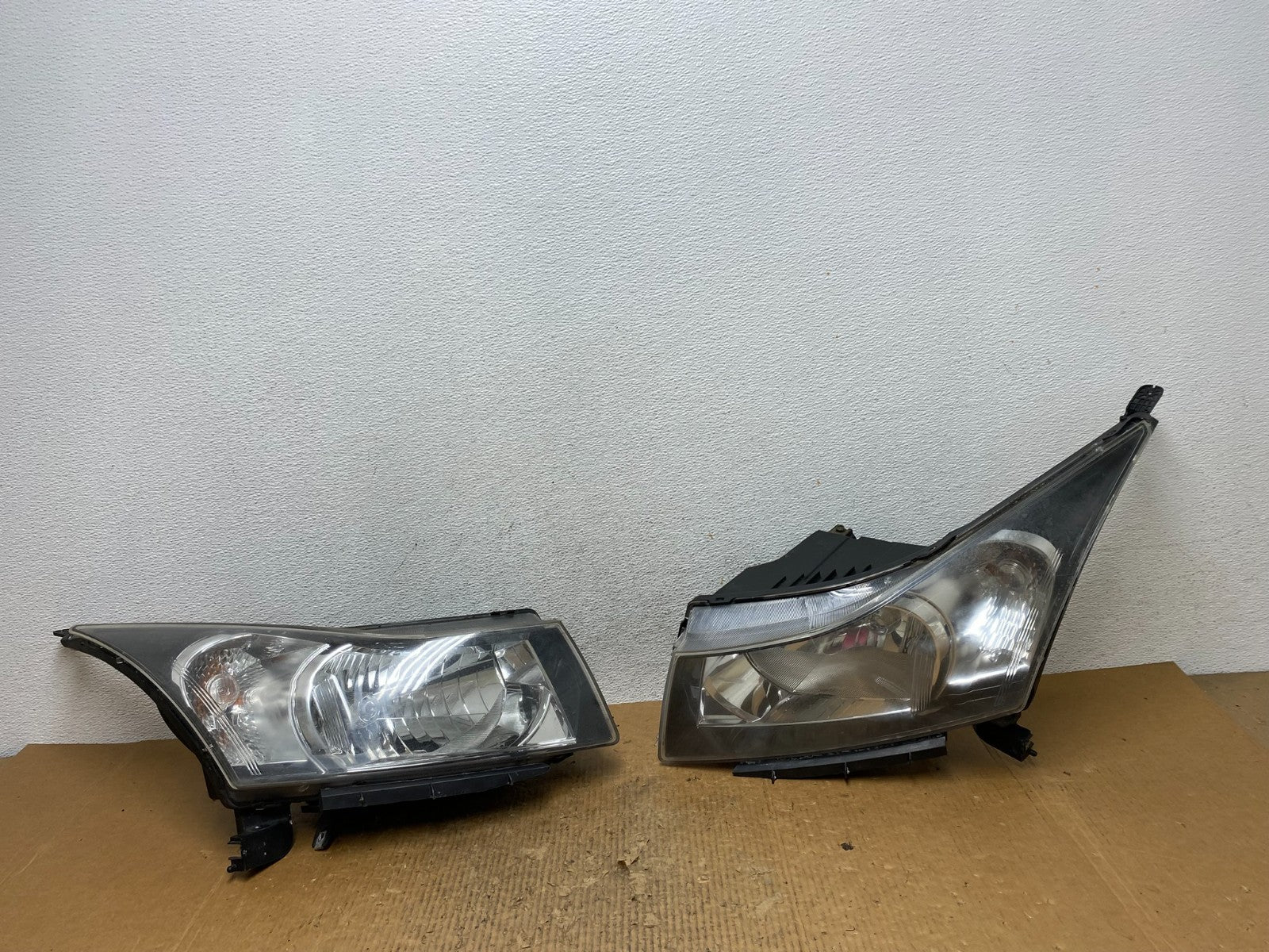 2011 to 2015 Chevrolet Cruze Halogen Left+Right Set Headlights AE2791 DW0