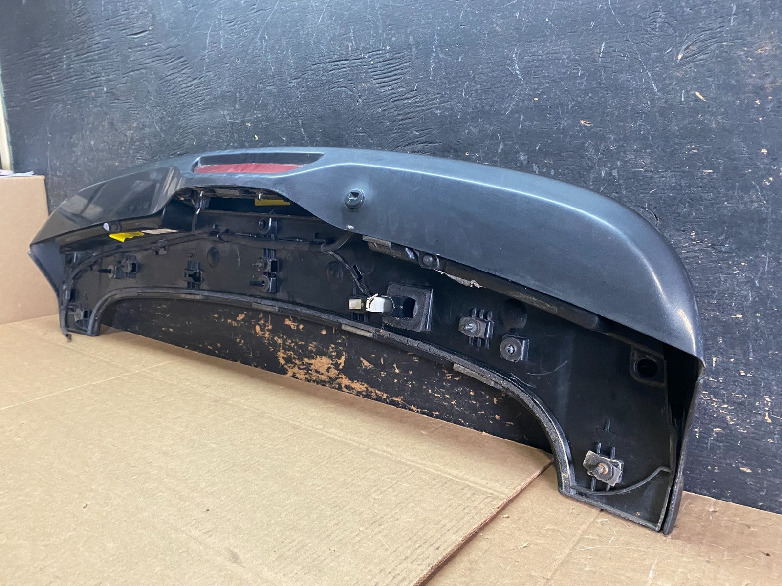 2014 - 2019 Jeep Grand Cherokee Liftgate Back Door Spoiler & Light OEM y9300 DG9