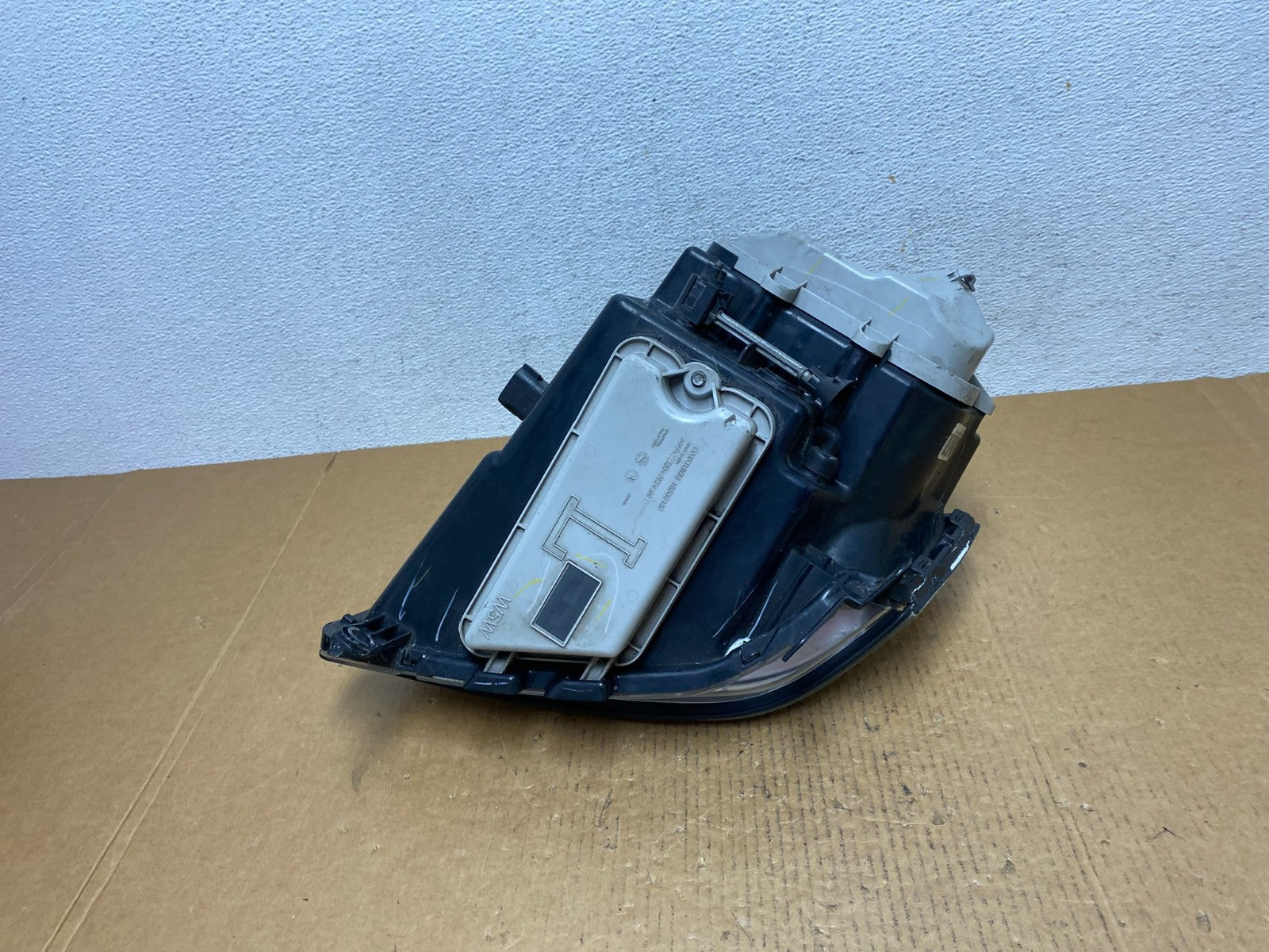 2005 to 2011 Cadillac STS Left Driver LH Side Xenon Headlight AE0555 DW4
