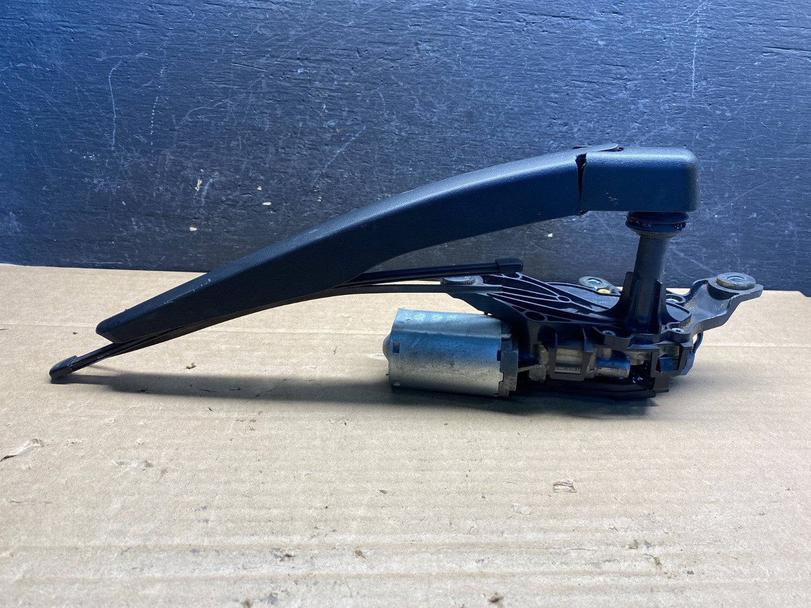 2011 to 2019 Ford Explorer Rear Windshield Wiper Motor ae8210 DG3