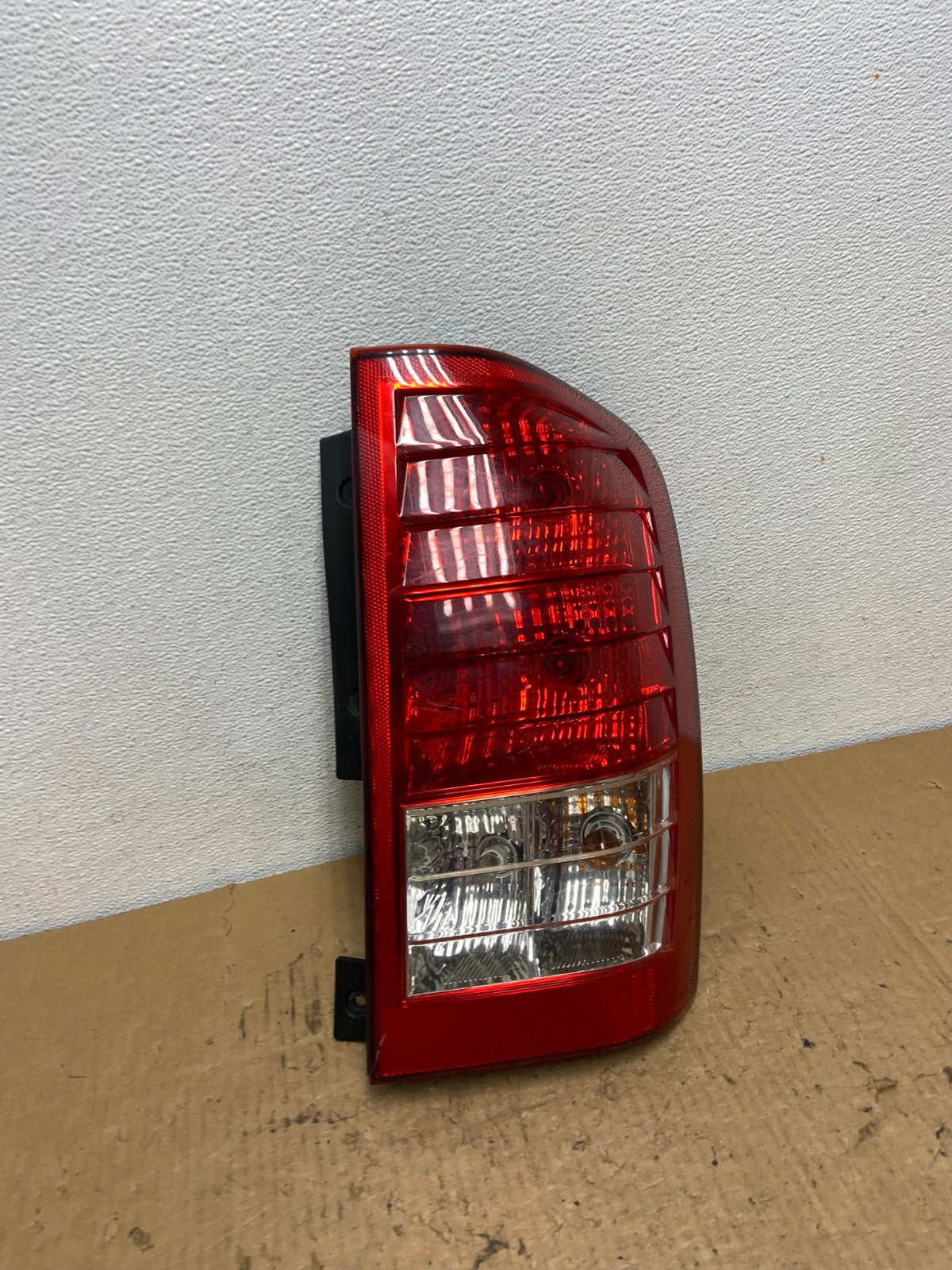 2007 2010 Hyundai Entourage Right Passenger RH Tail Light AC8243 LK2