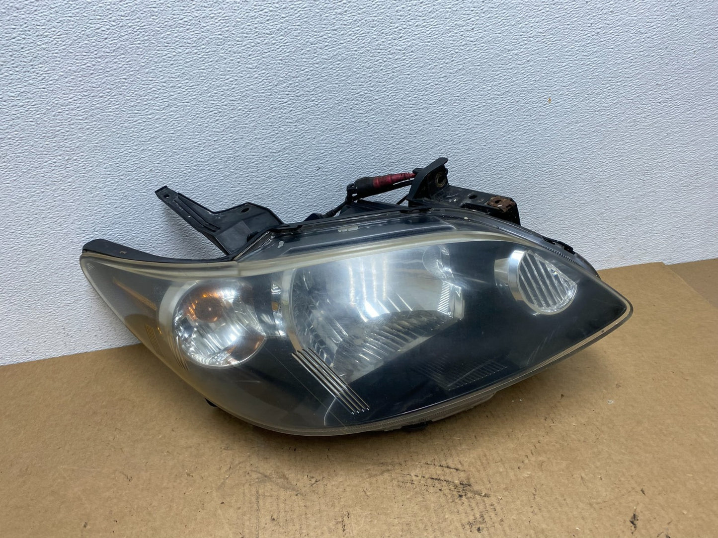 2004 to 2005 Mazda Mpv Black Bezel Right Passenger RH Headlight Oem AC3001 DG0
