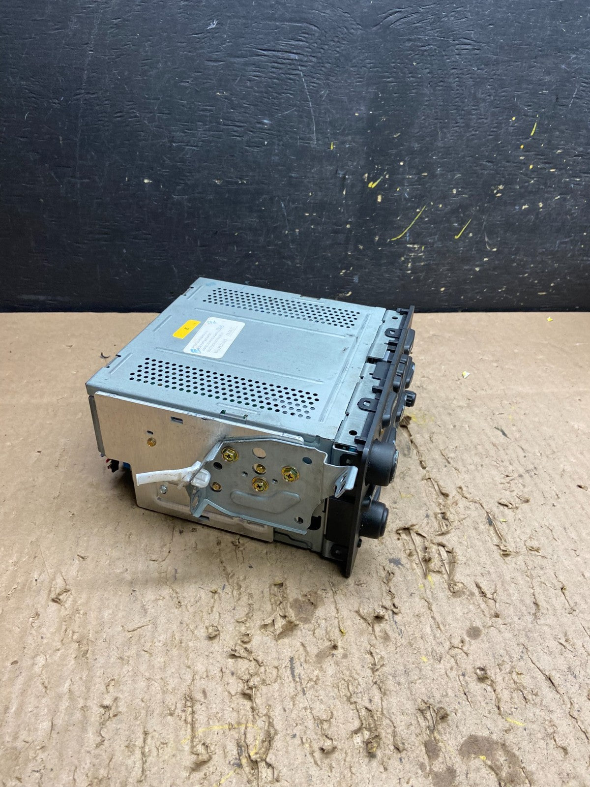 2003 - 2008 Pontiac Vibe GMC 6 Disc AM FM Radio Player Receiver T8348 DG1