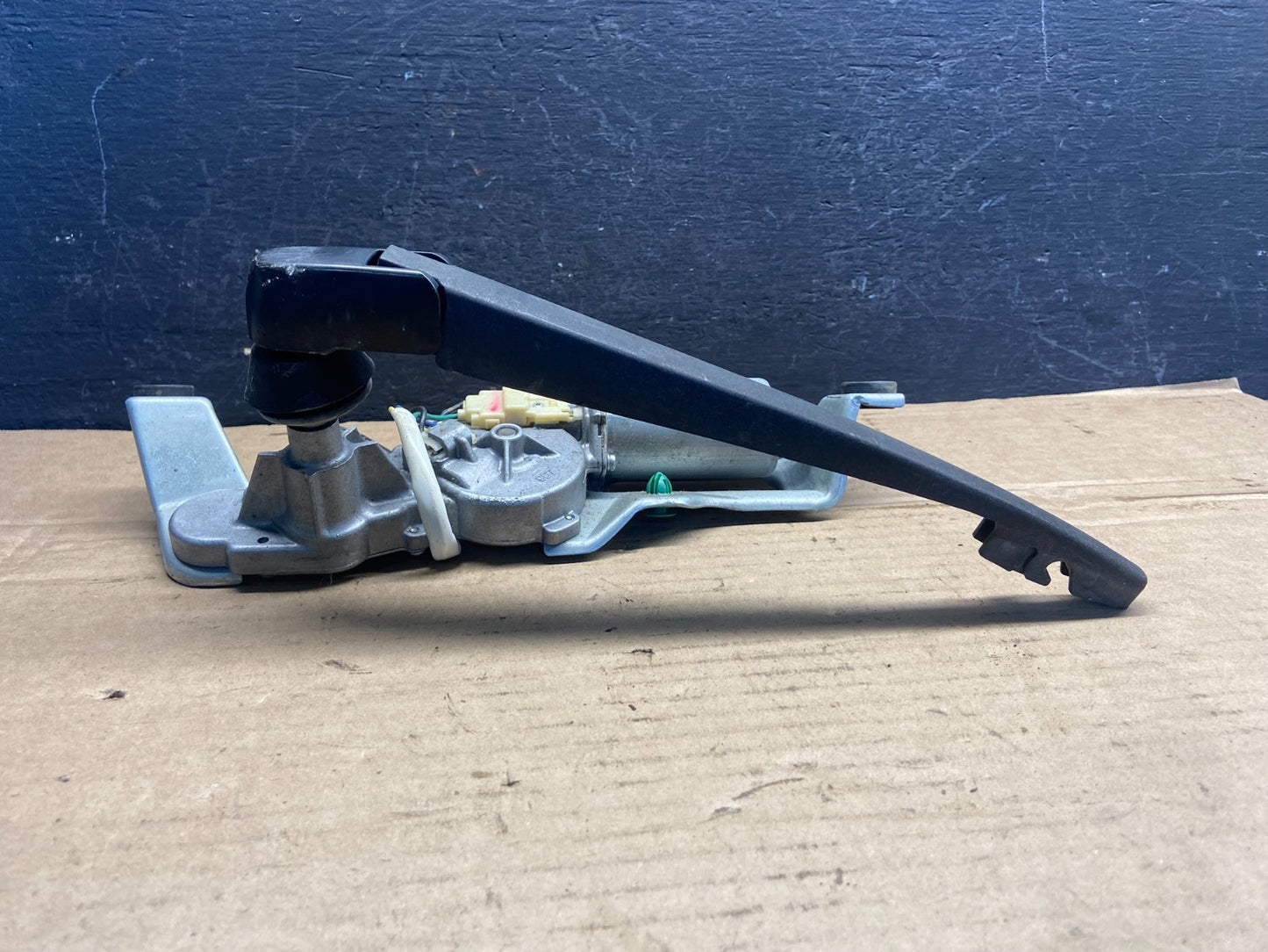 2005 to 2009 Subaru Legacy Outback Rear Windshield Wiper Motor AE25153