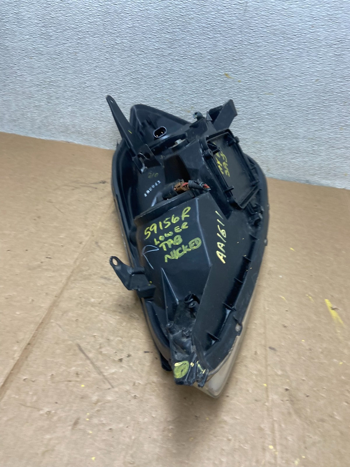 2004-2005 Toyota Sienna Right Passenger Halogen Headlight OEM AA1611 DW9
