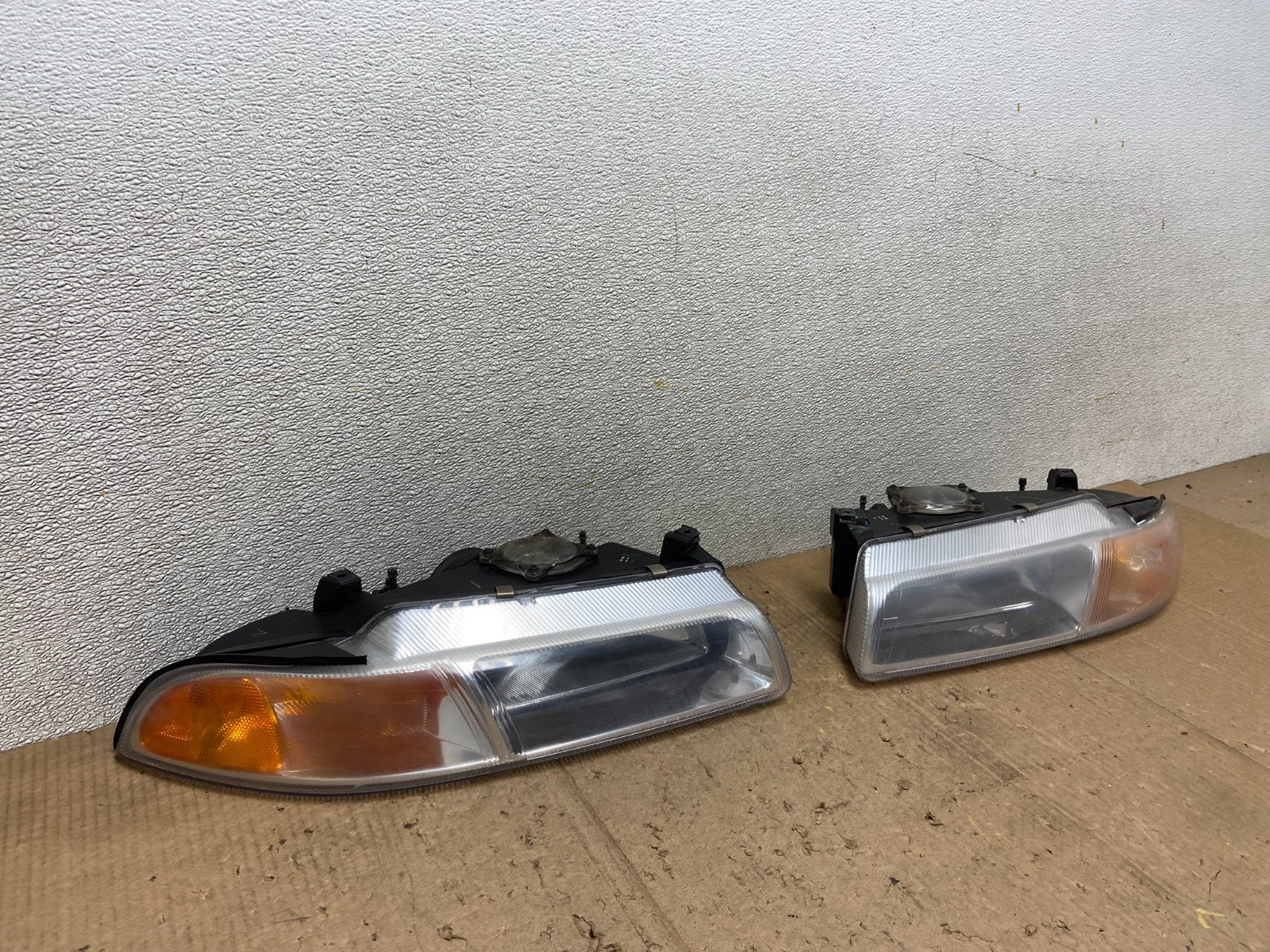 1995 to 2000 Dodge Stratus Left+Right Halogen Headlights AA7104 DW2