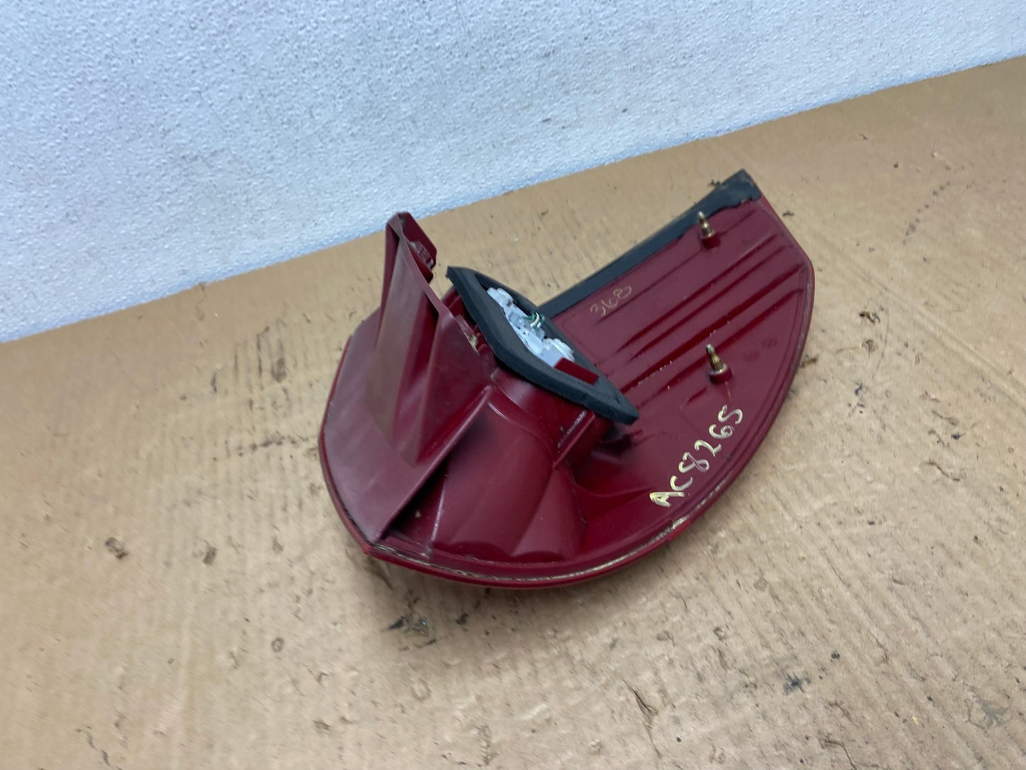 2004 to 2005 Toyota Sienna Left Driver LH Side Tail Light AC8265 LK6