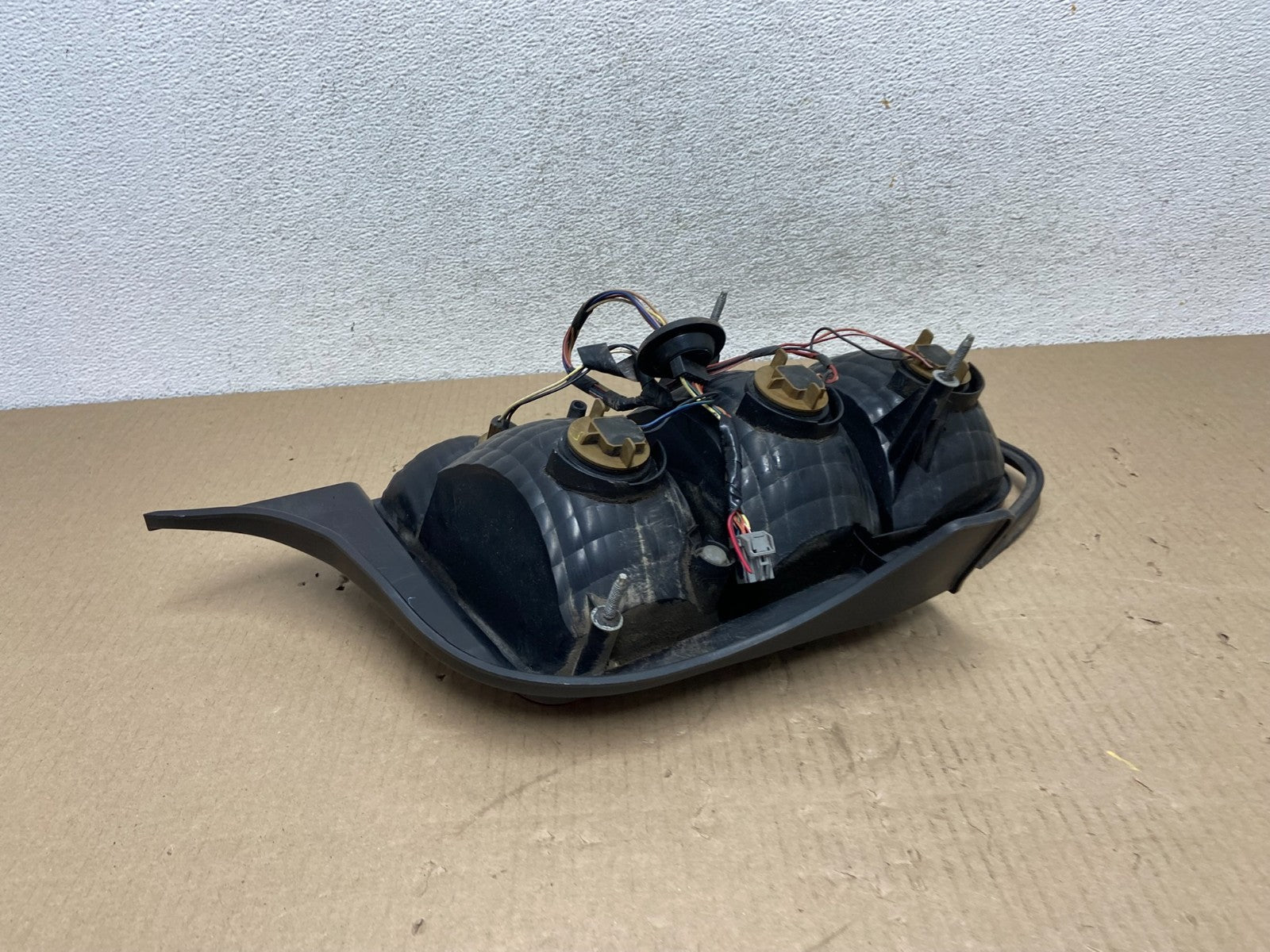 2005 - 2009 Ford Mustang Right Passenger RH Side Tail Light AG5908 DW4