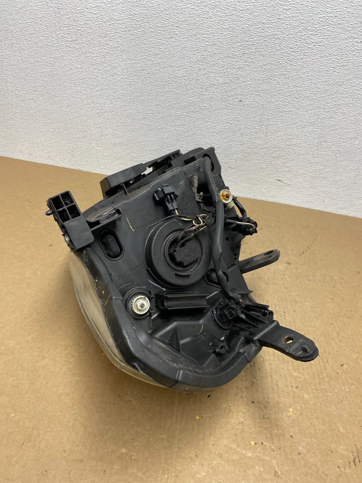2008 to 2012 Nissan Versa Headlight Right Passenger Rh Side AC1350 DW6