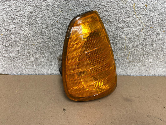 1977-1985 Mercedes Benz W123 240D Front Right Corner Turn Signal Light AH0904 DG0