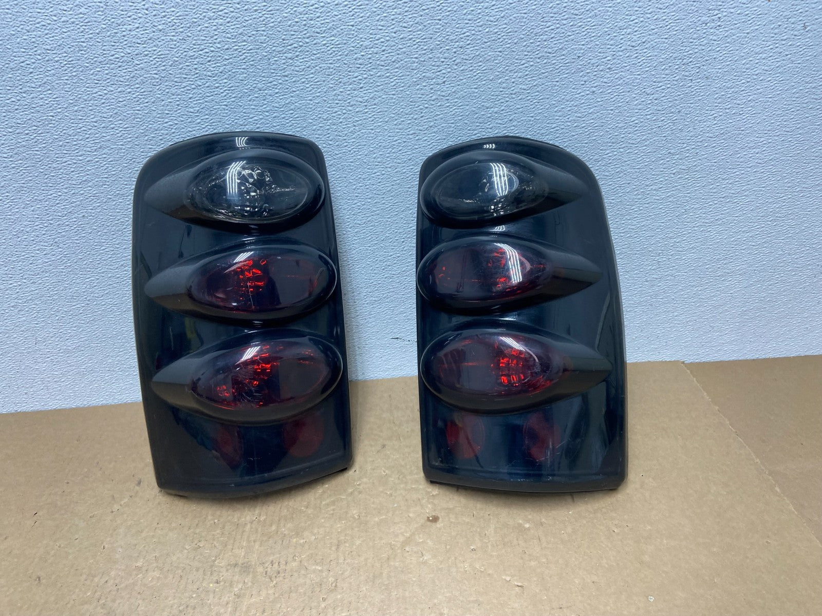 2000 to 2006 Chevrolet Suburban Tahoe Yukon Left+Right Set Tail Lights AC1319 DG0