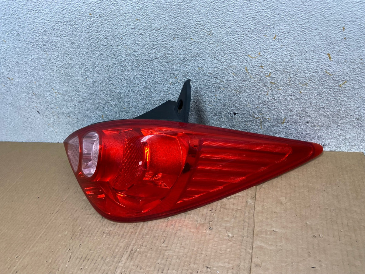 2007 - 2012 Nissan Versa Hatchback Right Passenger Side Tail Light AI6675 LK1