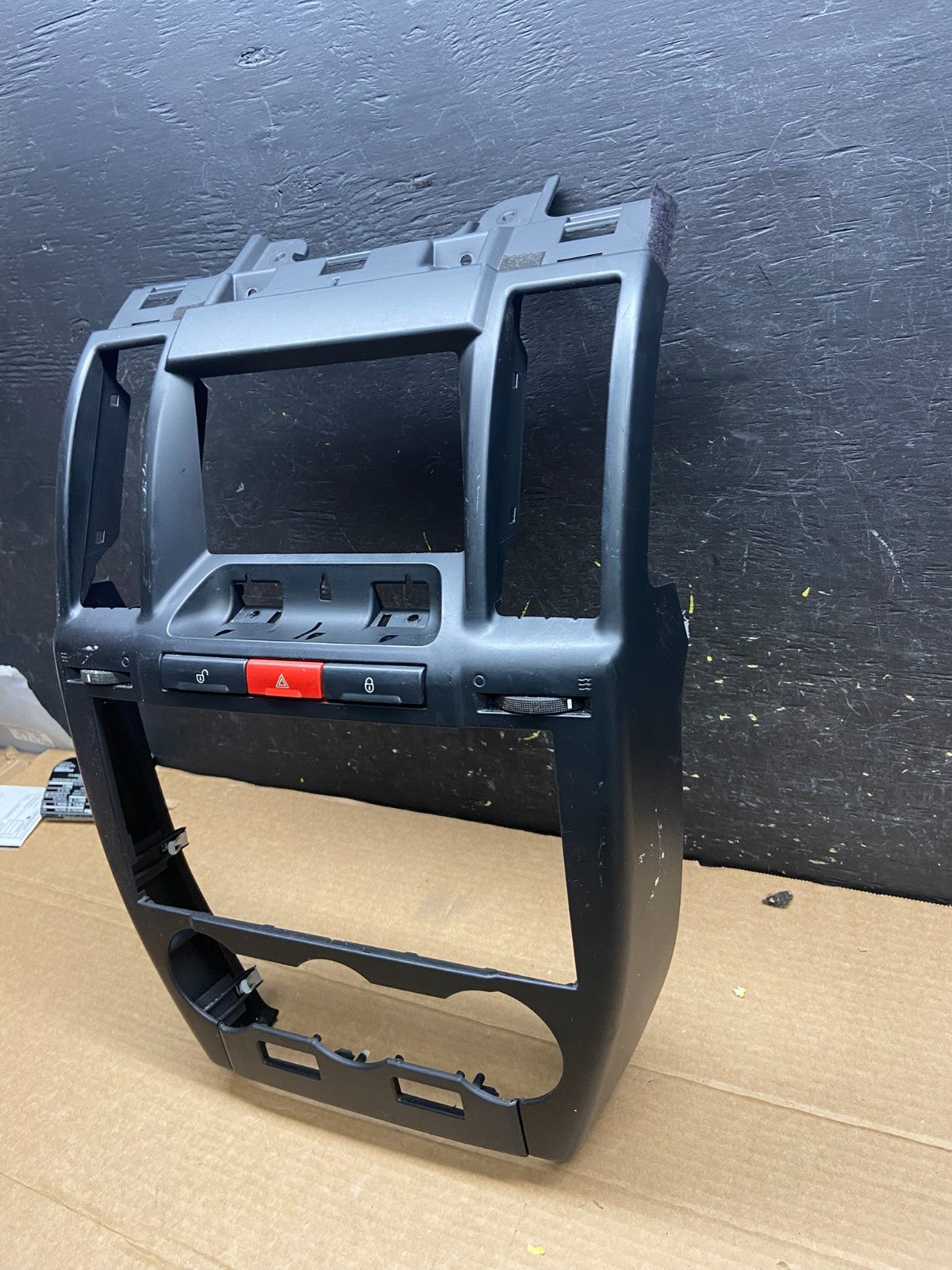 2008 - 2012 Land Rover LR2 OEM Center Radio Climate Dash Air Vent Bezel w0129 DG2